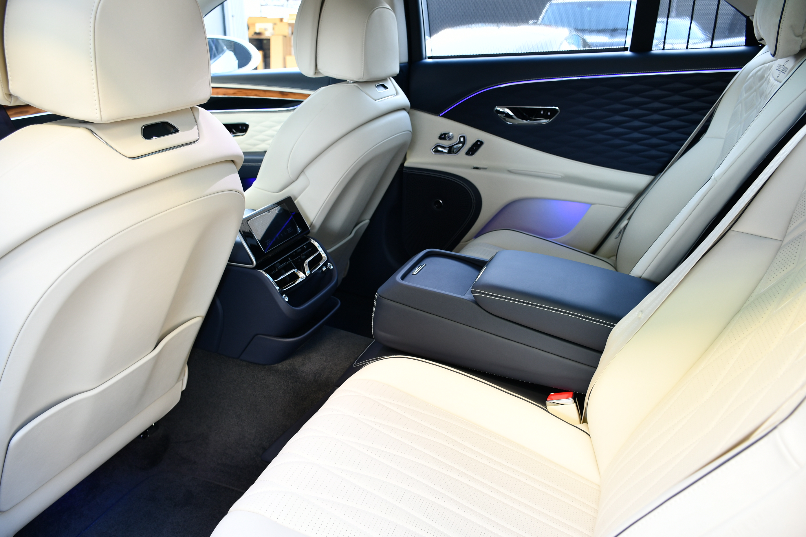 BENTLEY bond cars NAGOYA FIRST EDITION FLYING SPUR FlyingB FlyingSpur ソフトクローズドア ナイトビジョン パッケージ ファーストエディション フライングスパー ヘッドアップディスプレイ ベンチレーション ベントレー ボンドカーズ名古屋 マリナー マリナードライビングパッケージ 在庫車