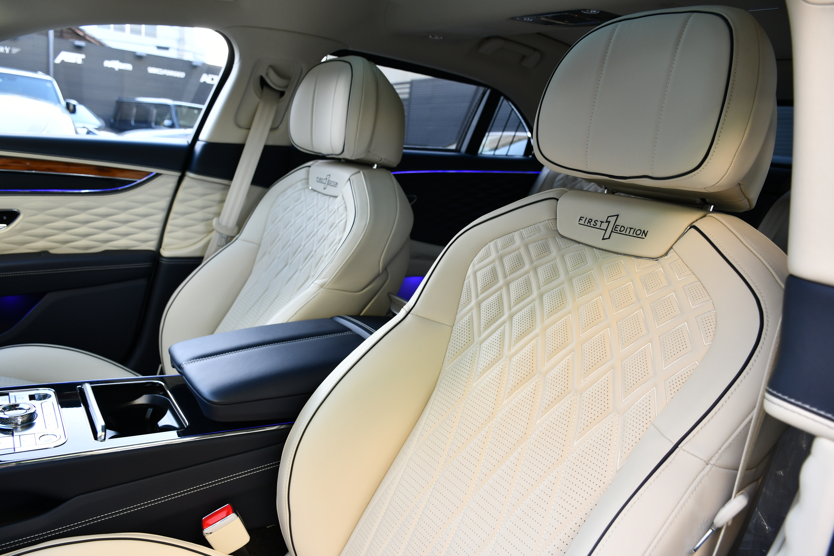 BENTLEY bond cars NAGOYA FIRST EDITION FLYING SPUR FlyingB FlyingSpur ソフトクローズドア ナイトビジョン パッケージ ファーストエディション フライングスパー ヘッドアップディスプレイ ベンチレーション ベントレー ボンドカーズ名古屋 マリナー マリナードライビングパッケージ 在庫車