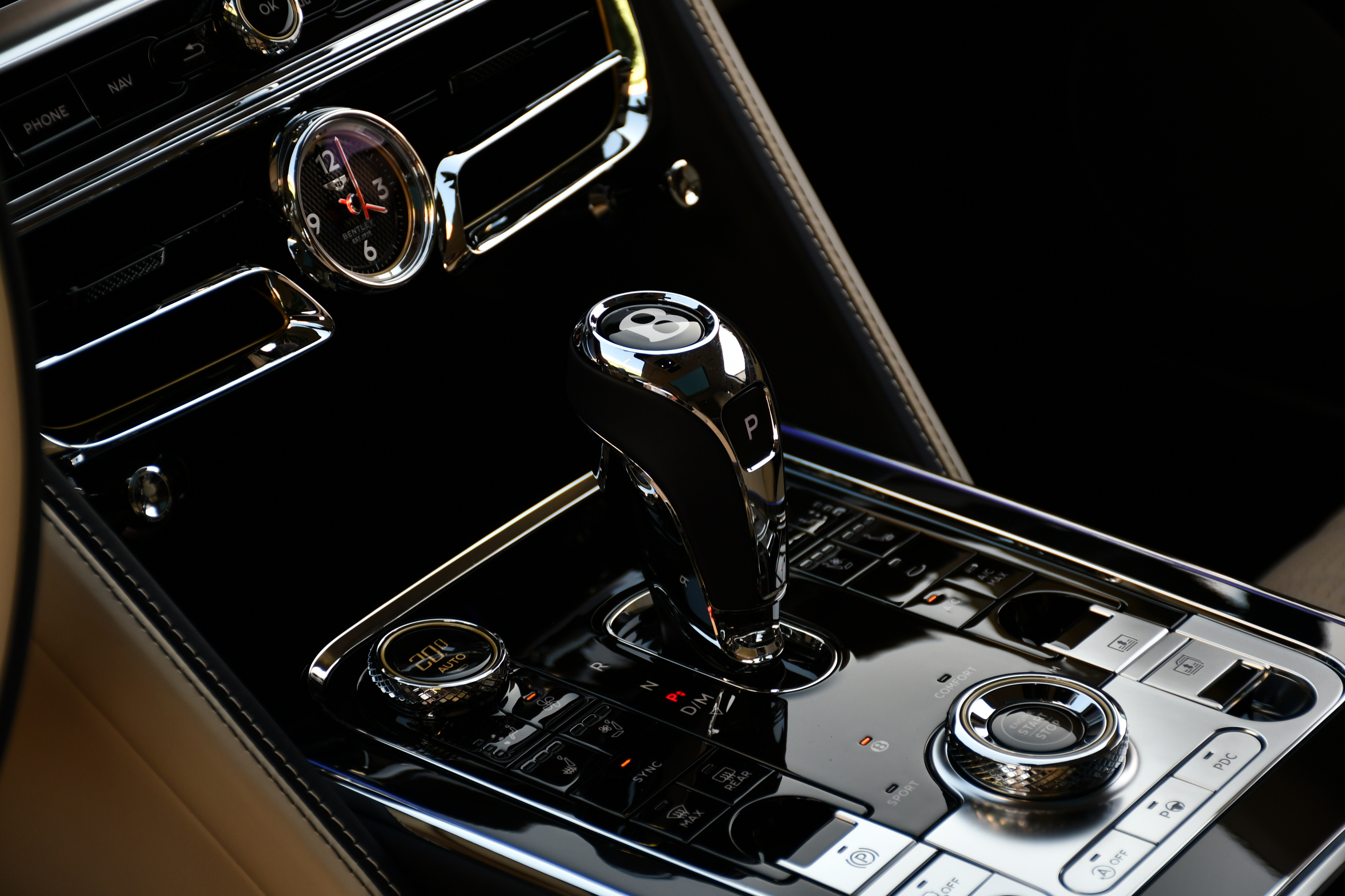 BENTLEY bond cars NAGOYA FIRST EDITION FLYING SPUR FlyingB FlyingSpur ソフトクローズドア ナイトビジョン パッケージ ファーストエディション フライングスパー ヘッドアップディスプレイ ベンチレーション ベントレー ボンドカーズ名古屋 マリナー マリナードライビングパッケージ 在庫車