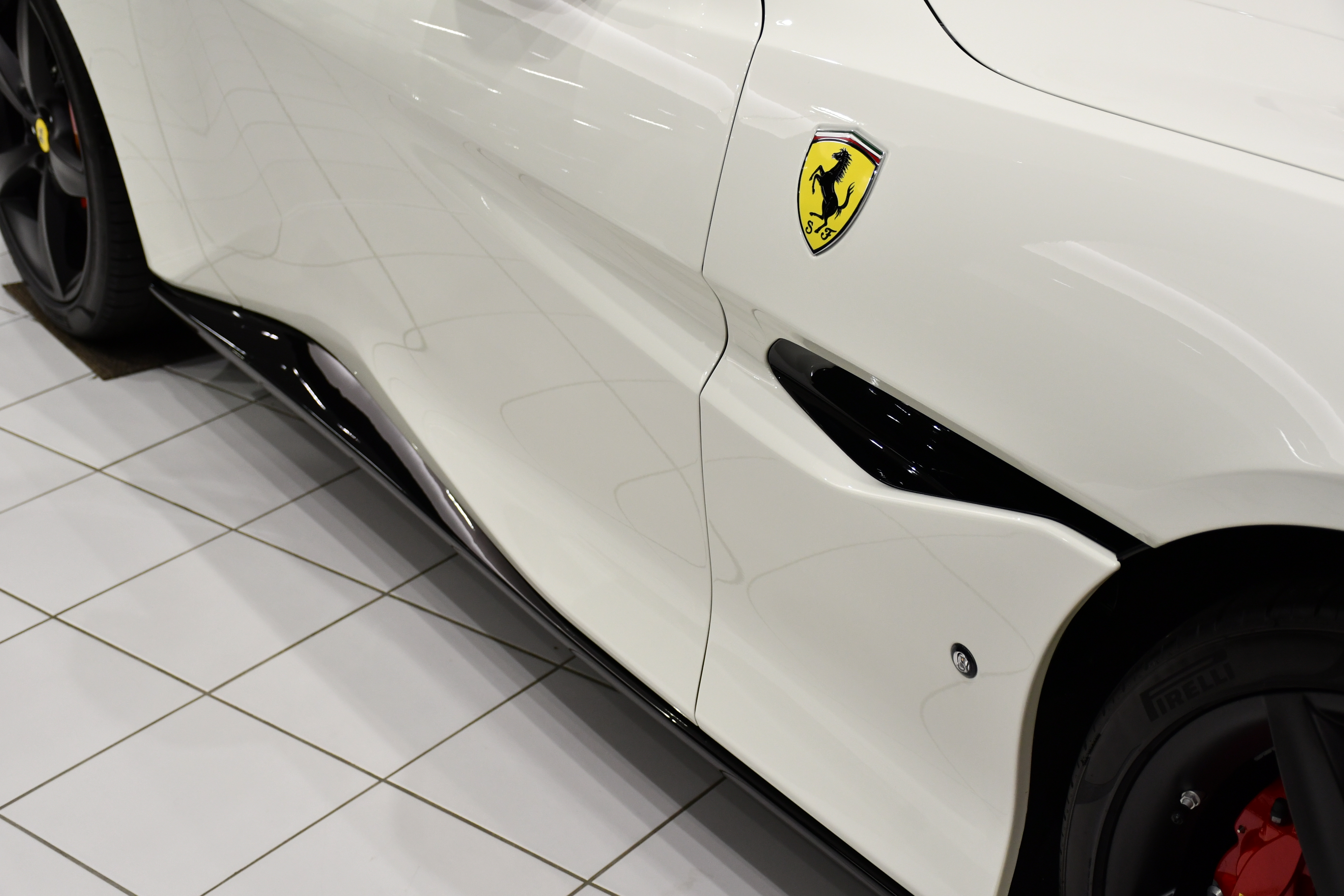 Ferrari Portofino フェラーリ ポルトフィーノ カーボン カーボンドライパーズゾーン カーボンLEDステアリング ビアンコアヴス 左ハンドル ディーラー車 カーボンセンターブリッジ ボンドカーズ名古屋 bond cars NAGOYA 在庫車