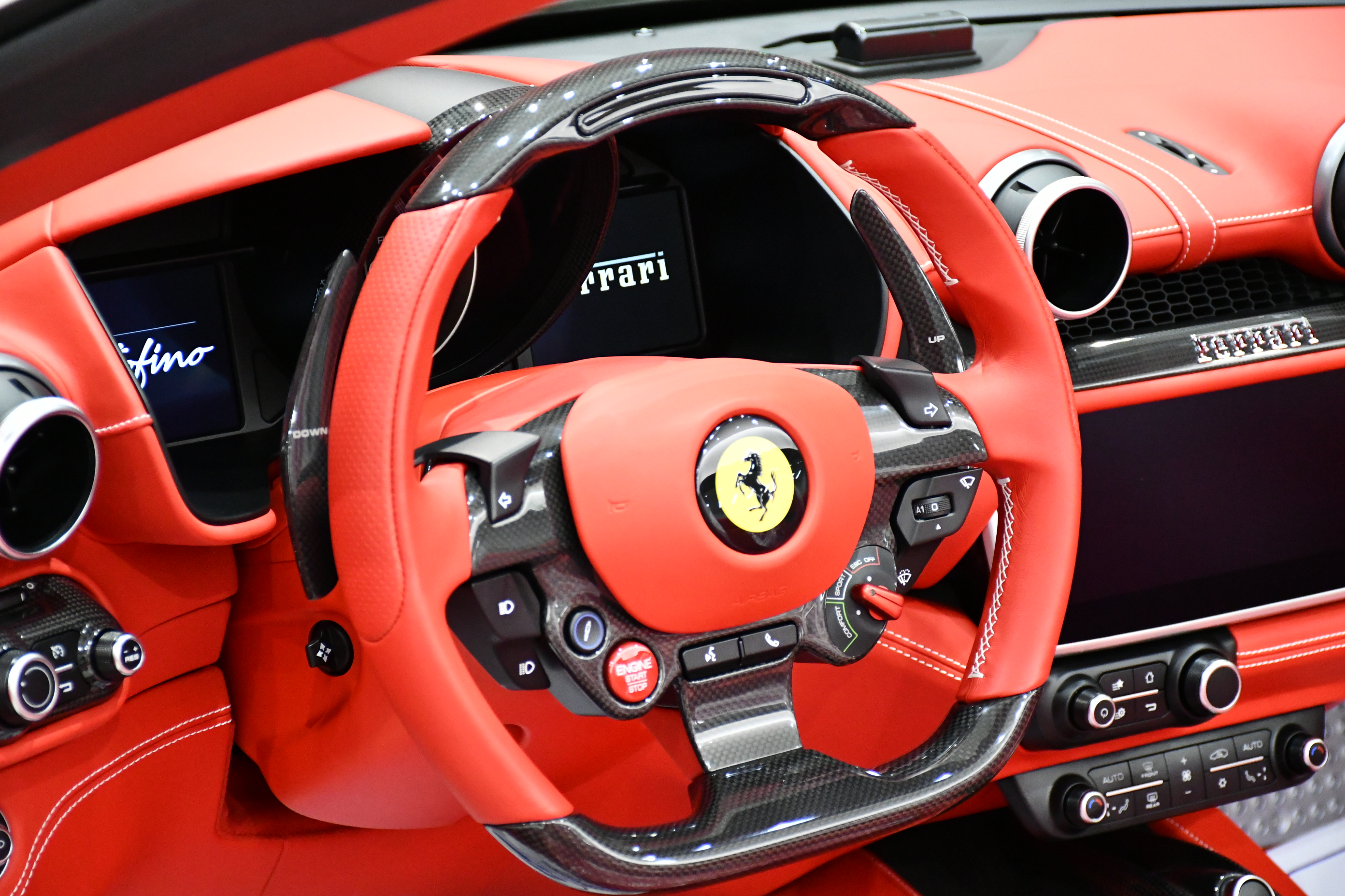 Ferrari Portofino フェラーリ ポルトフィーノ カーボン カーボンドライパーズゾーン カーボンLEDステアリング ビアンコアヴス 左ハンドル ディーラー車 カーボンセンターブリッジ ボンドカーズ名古屋 bond cars NAGOYA 在庫車