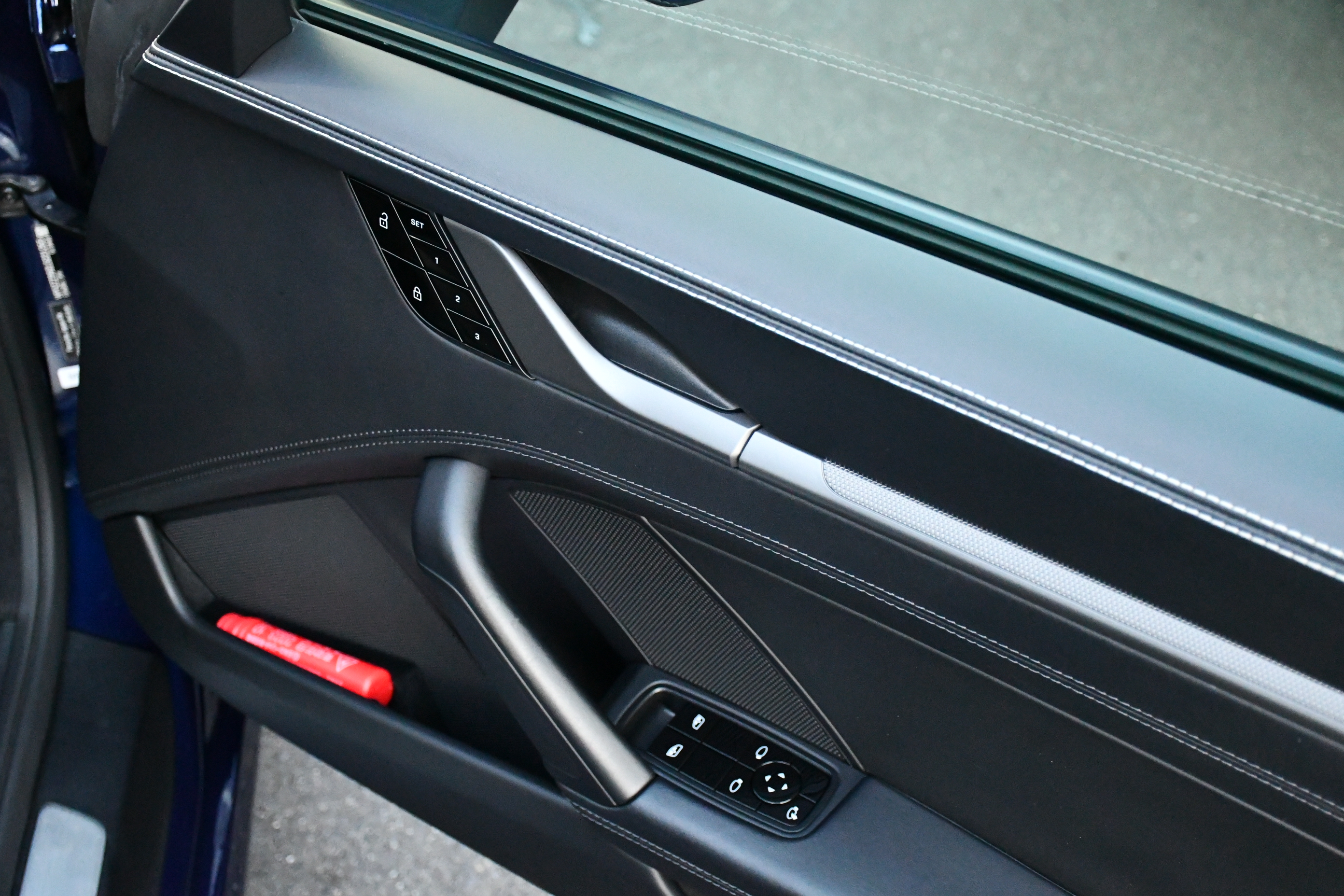 Porsche ポルシェ 911 992 カレラS ゲンチアンブルー ボンド名古屋