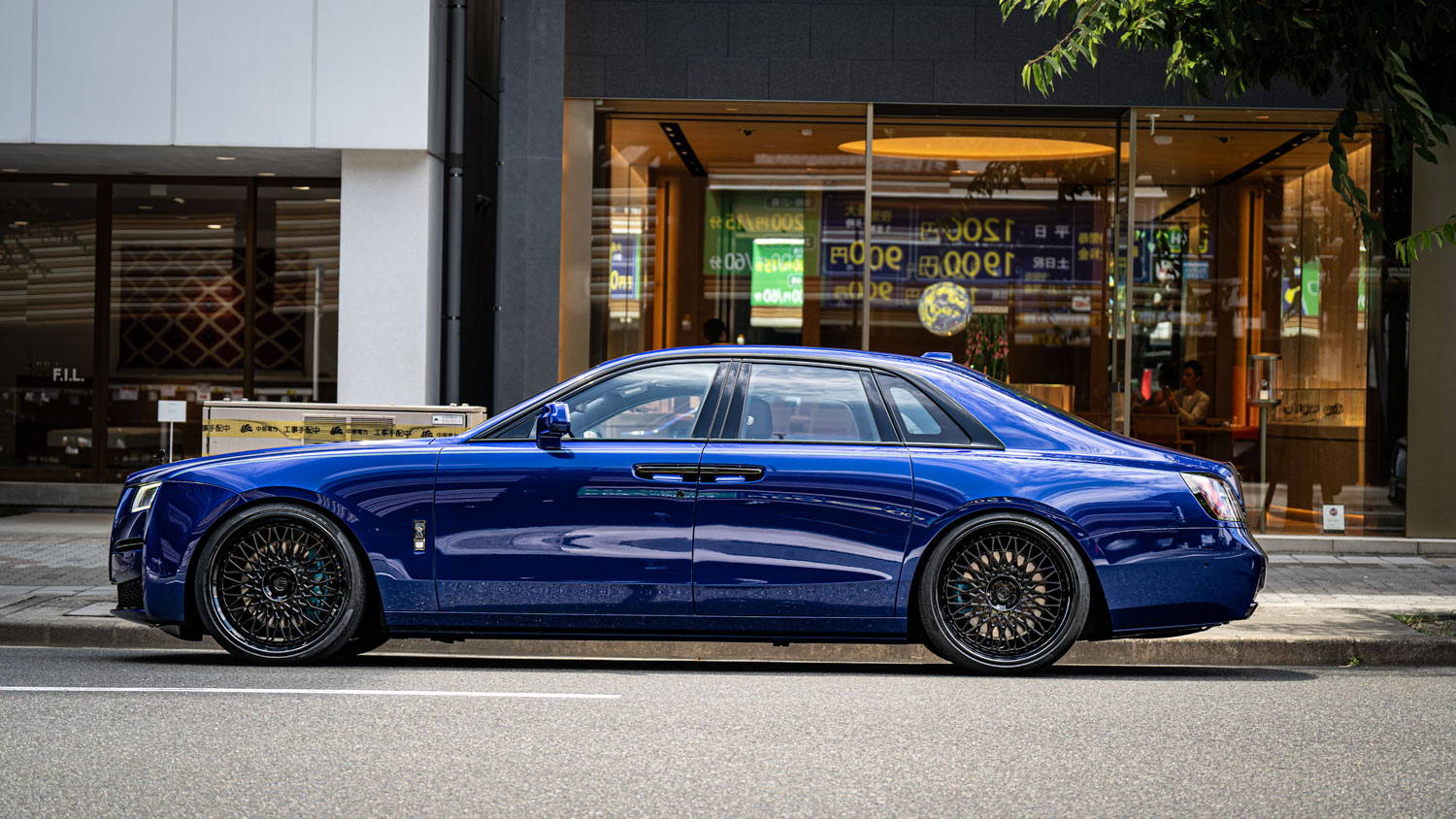 ロールスロイス ゴースト ブラックバッジ ローダウン HRE ホイール アメ鍛 24インチ ブラックアウト カスタム 名古屋