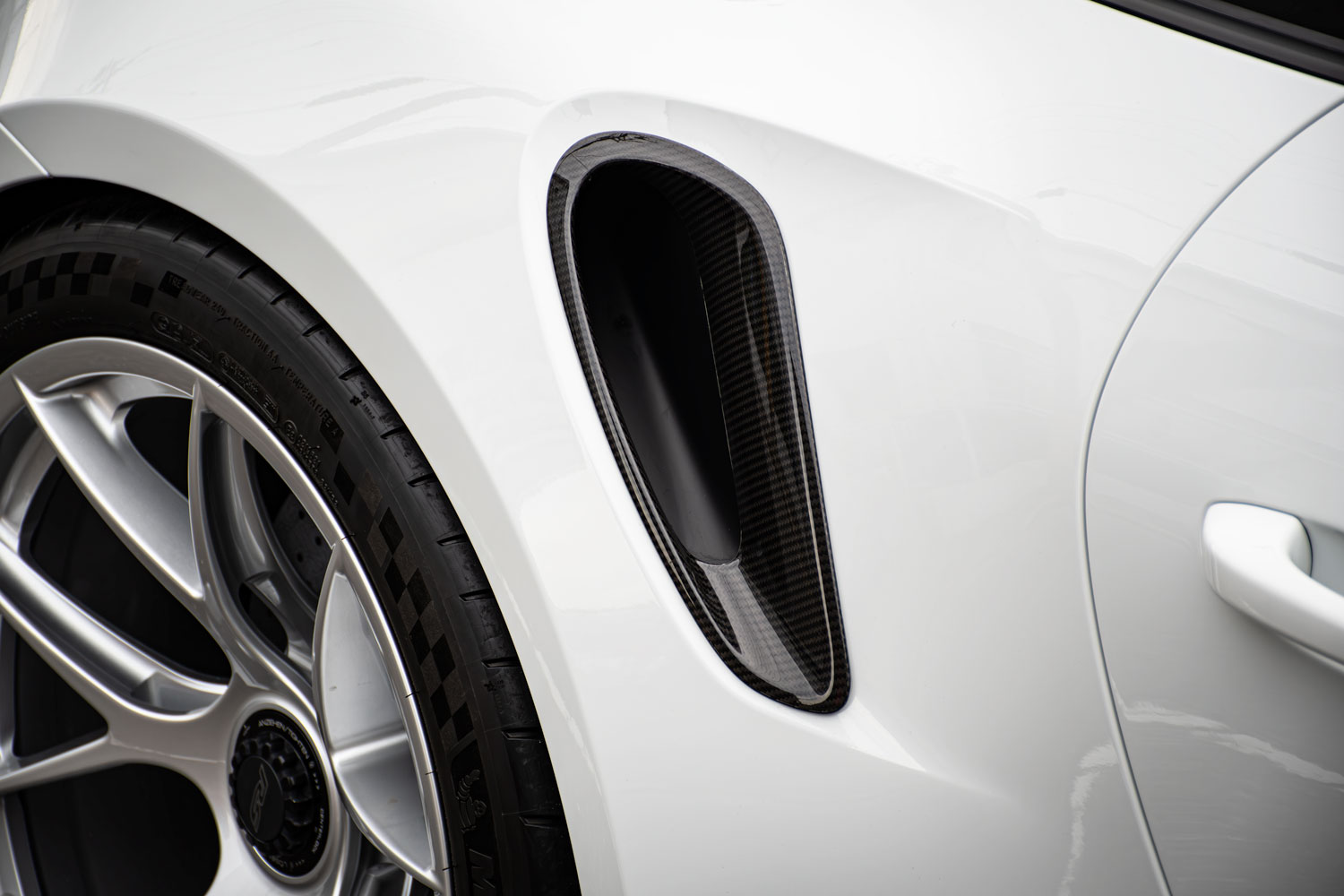 ポルシェ　992GT3RS　9デザイン　1016インダストリーズ　カーボンパーツ　プロテクションフィルム　カスタム　名古屋