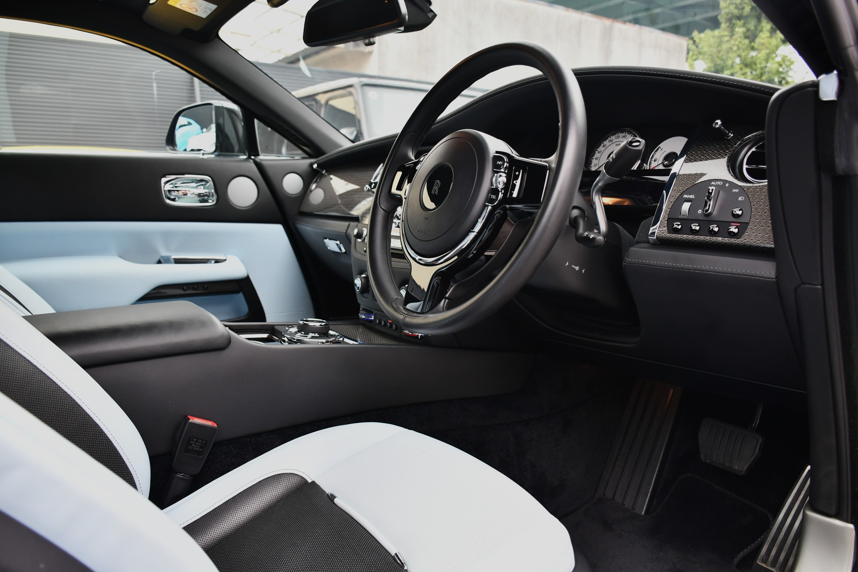 ボンドカーズ名古屋　bond cars NAGOYA　ロールスロイス　Rolls-Royce　レイス　Wraith　ブラックバッチ　Black Badge　コーチライン　スターライト　ベンチレーション　在庫車　新入庫