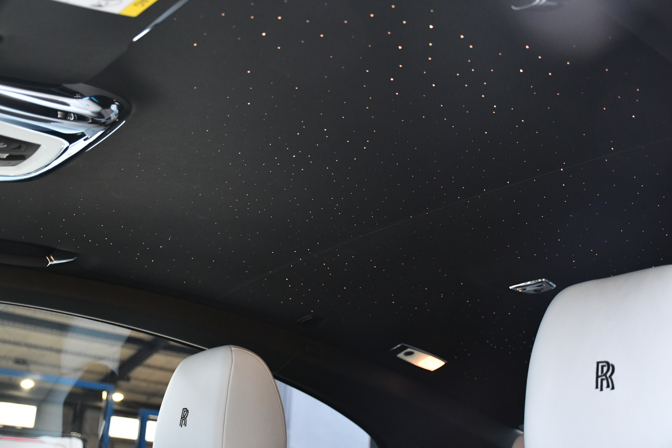 ボンドカーズ名古屋　bond cars NAGOYA　ロールスロイス　Rolls-Royce　レイス　Wraith　ブラックバッチ　Black Badge　コーチライン　スターライト　ベンチレーション　在庫車　新入庫