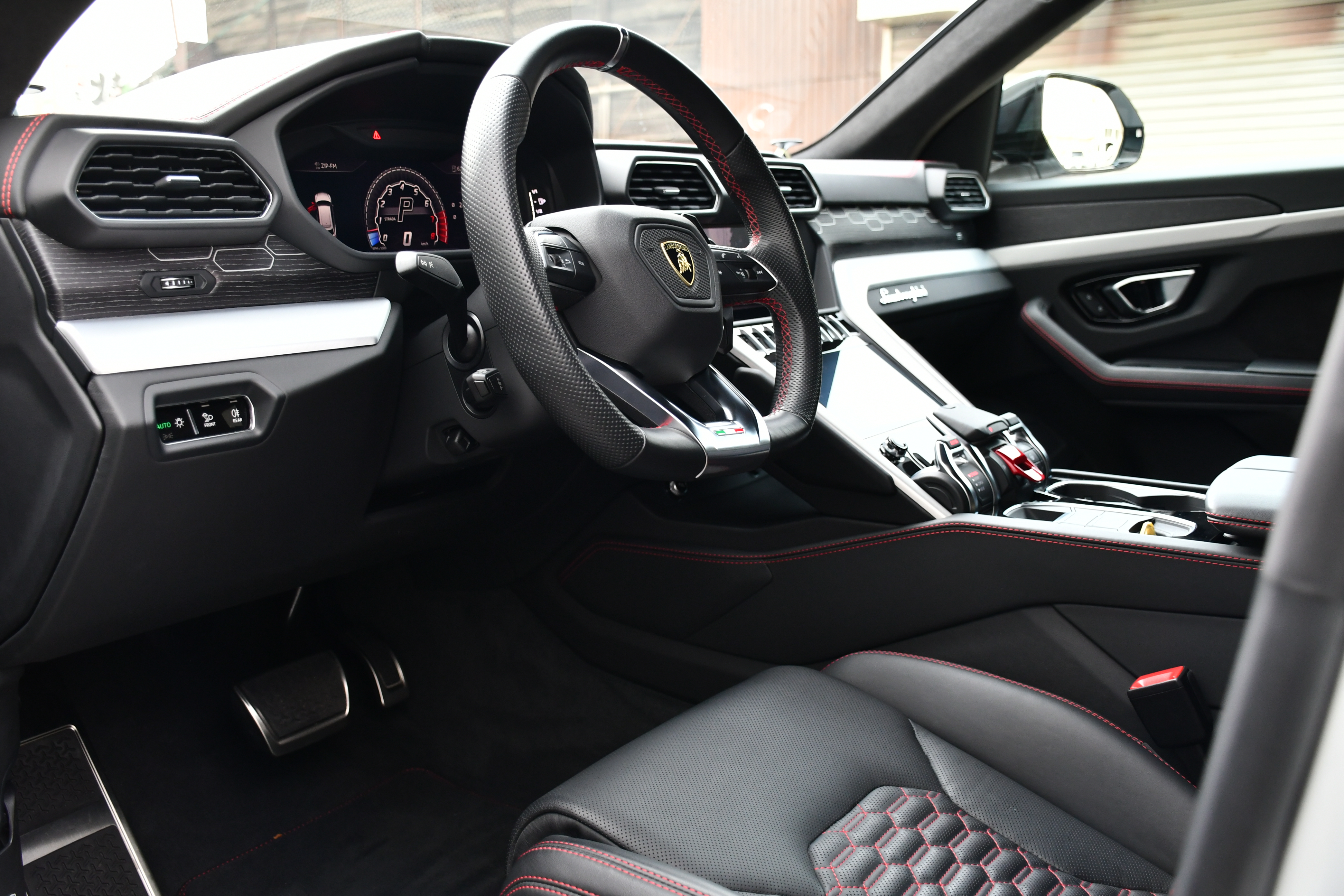 ボンドカーズ名古屋 bond cars NAGOYA ランボルギーニ Lamborghini ウルス Urus 左ハンドル 正規ディーラー車 新入庫 在庫車 Bang&Olufsen