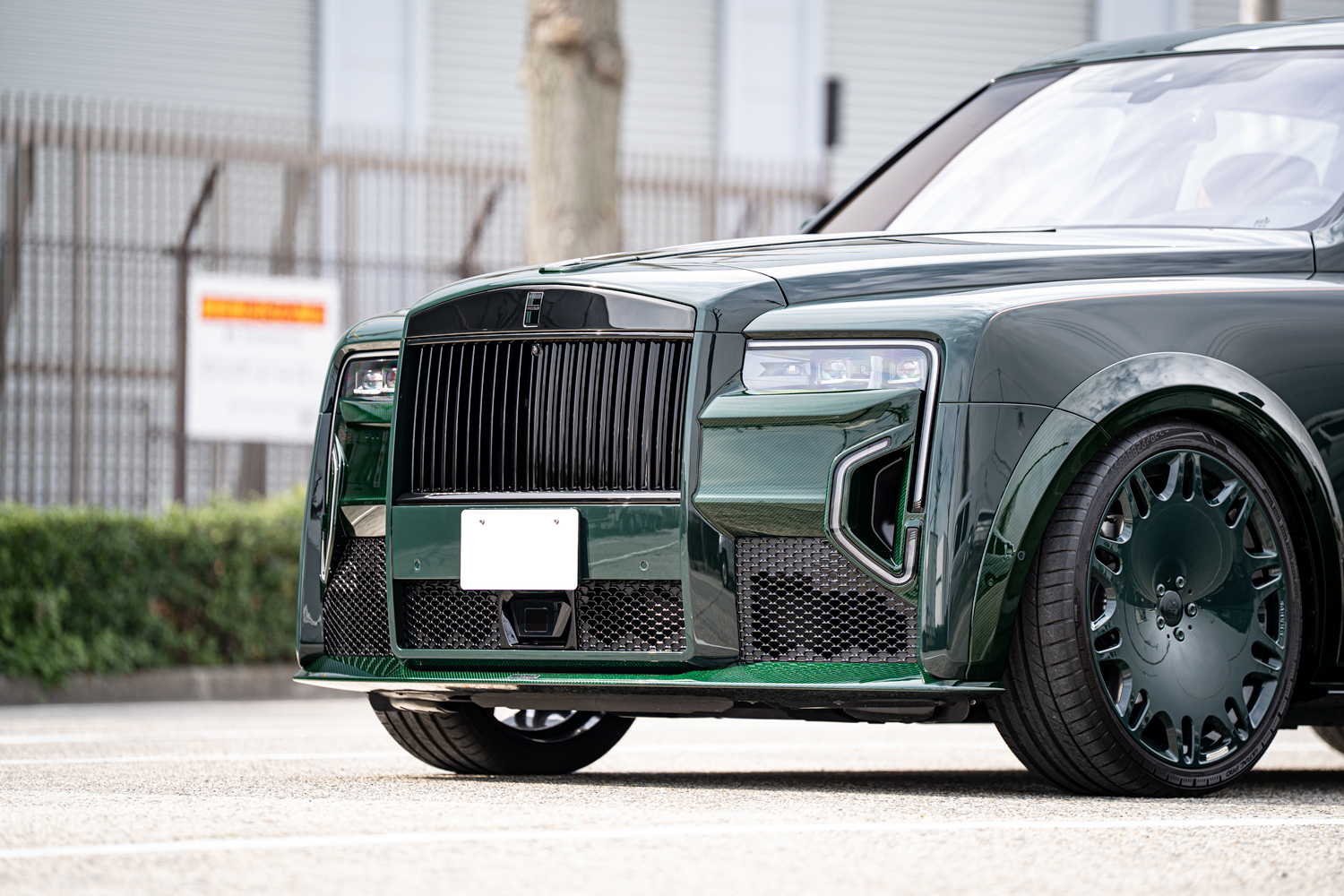 ロールスロイス RollsRoyce カリナン Cullinan シリーズⅡ ブラックバッジ BRABUS ブラバス ワイドスター ローダウン 24インチ カスタム 名古屋