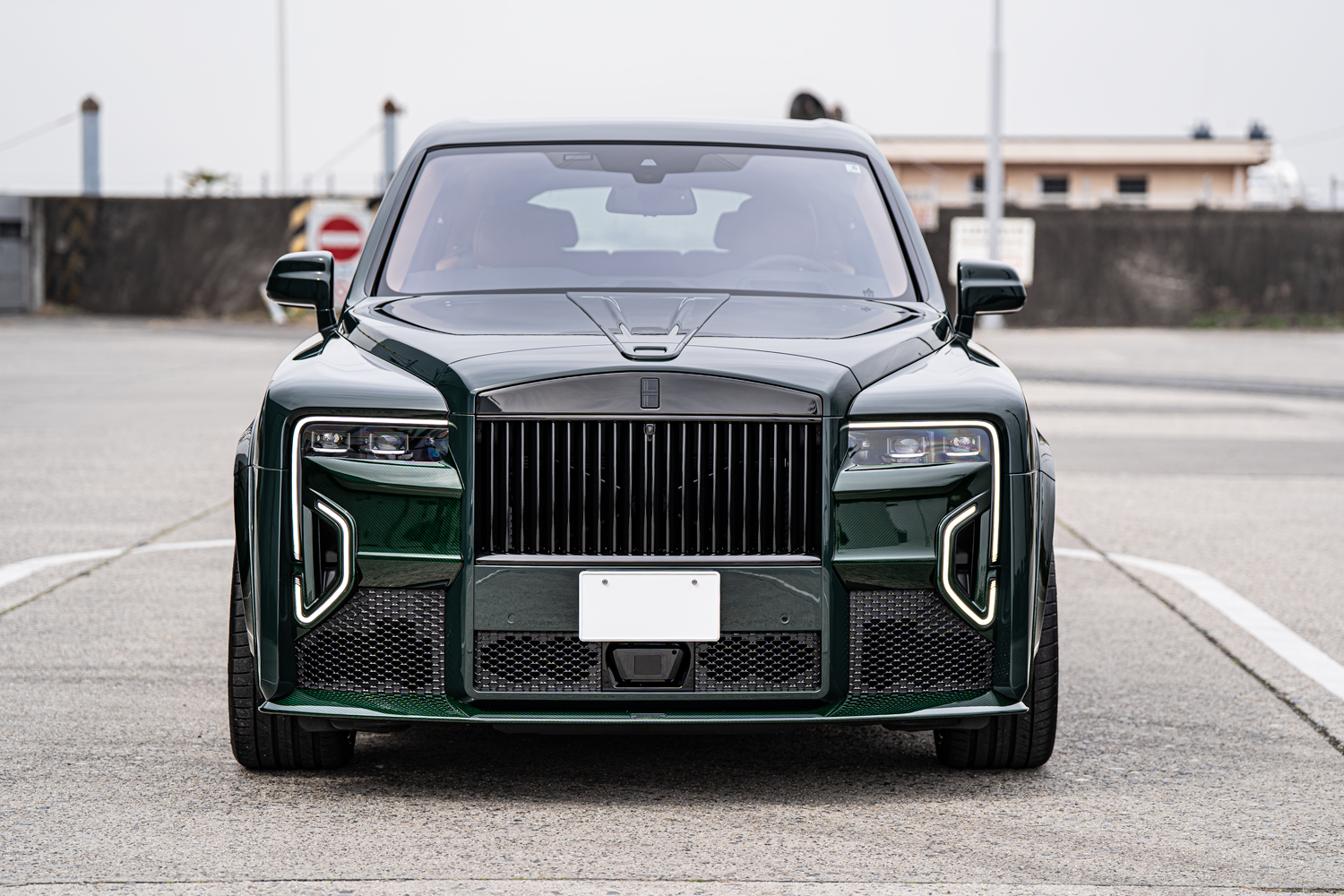 ロールスロイス RollsRoyce カリナン Cullinan シリーズⅡ ブラックバッジ BRABUS ブラバス ワイドスター ローダウン 24インチ カスタム 名古屋