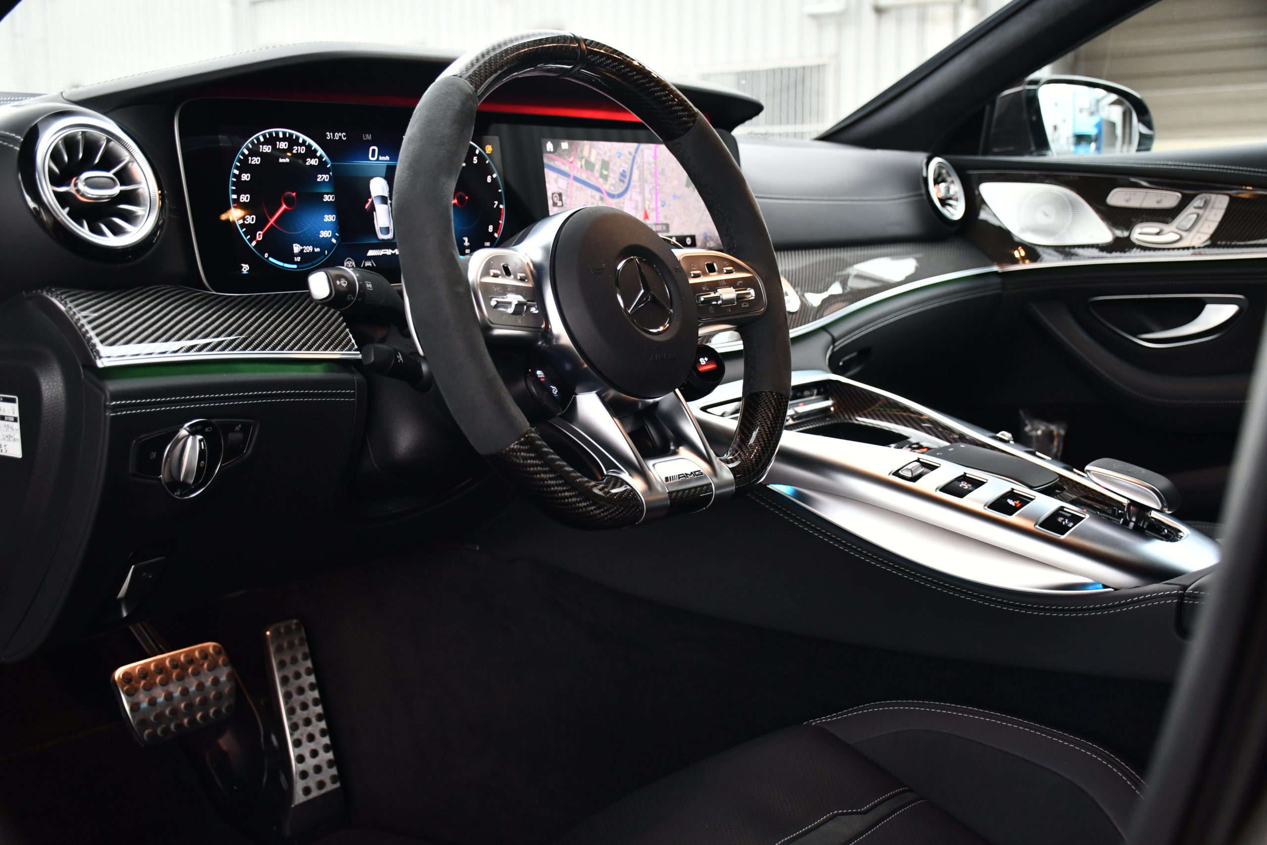 ボンドカーズ名古屋　bond cars NAGOYA　MercedesBenz　メルセデスベンツ　メルセデスAMG　MercedesAMG　AMG　左ハンドル　カーボンインテリア　カーボンエクステリア　AMGカーボンパッケージ　AMG21インチアルミホイール　ヘッドアップディスプレイ　HUD　　ソフトクローズドア　正規ディーラー車　エアサス　オブシディアンブラック　アダプティブクルーズコントロール　新入庫　在庫車