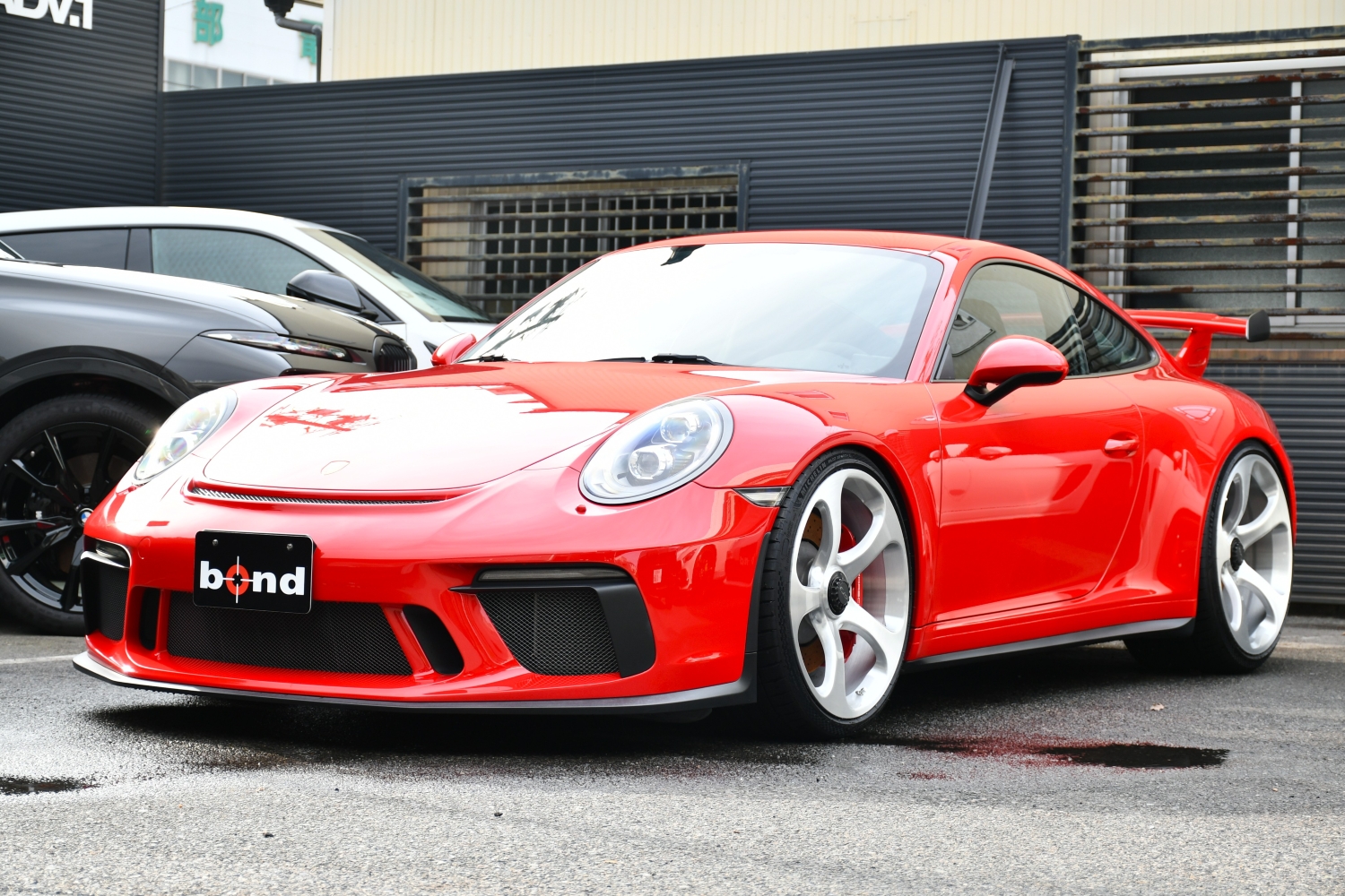 AK Forged、Michelin、スポーツクロノ、スポーツエキゾースト、フロントアクスルリフトシステム、スモーカーパッケージ、シートヒーター、リバーシングカメラ、PDLS付きLEDヘッドライト、スポーツクロノダイヤル、カラーシートベルト、ペイントインテリヤパッケージ