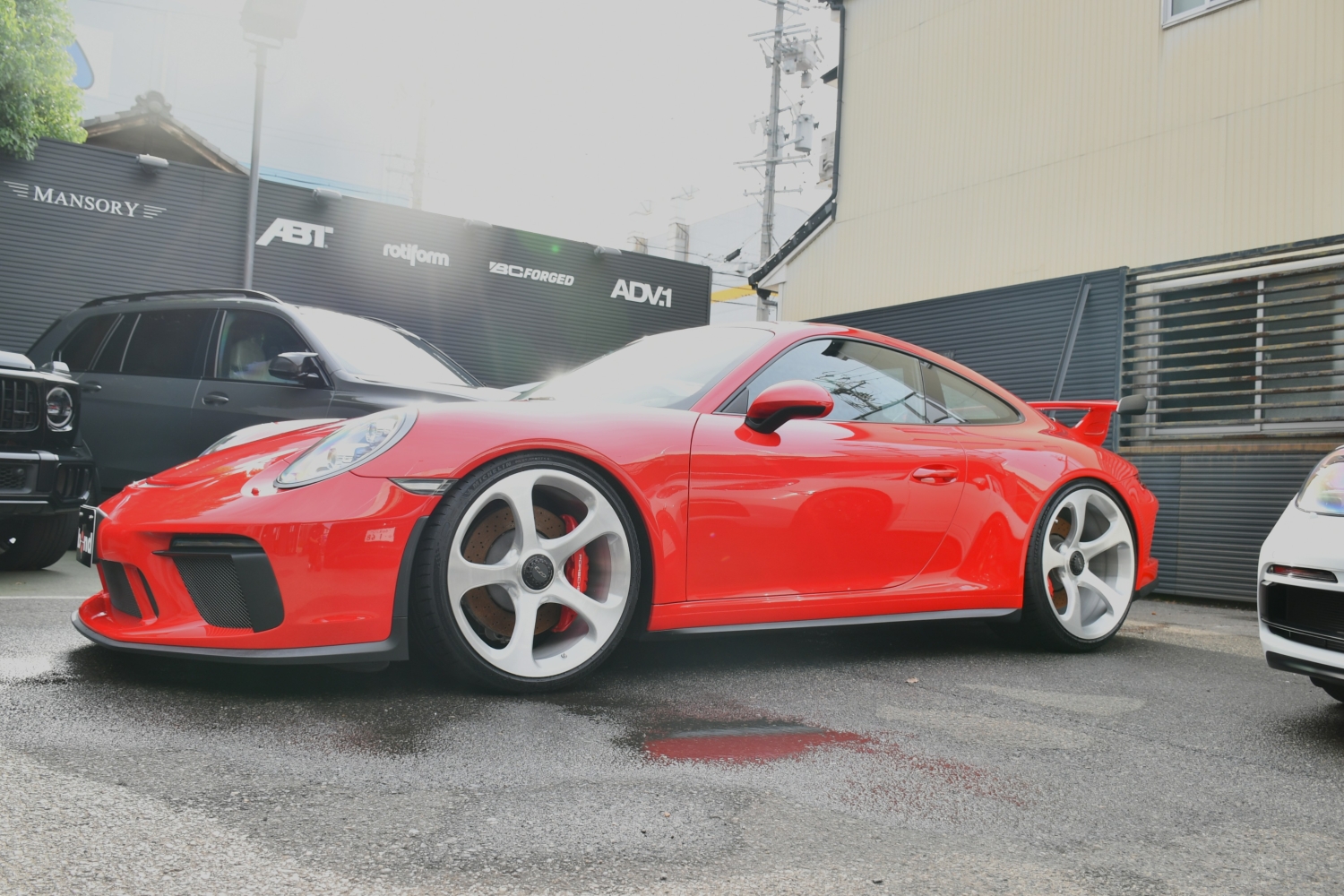 AK Forged、Michelin、スポーツクロノ、スポーツエキゾースト、フロントアクスルリフトシステム、スモーカーパッケージ、シートヒーター、リバーシングカメラ、PDLS付きLEDヘッドライト、スポーツクロノダイヤル、カラーシートベルト、ペイントインテリヤパッケージ