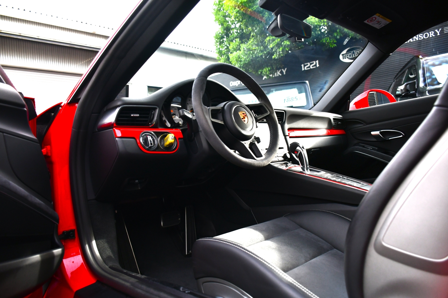AK Forged、Michelin、スポーツクロノ、スポーツエキゾースト、フロントアクスルリフトシステム、スモーカーパッケージ、シートヒーター、リバーシングカメラ、PDLS付きLEDヘッドライト、スポーツクロノダイヤル、カラーシートベルト、ペイントインテリヤパッケージ