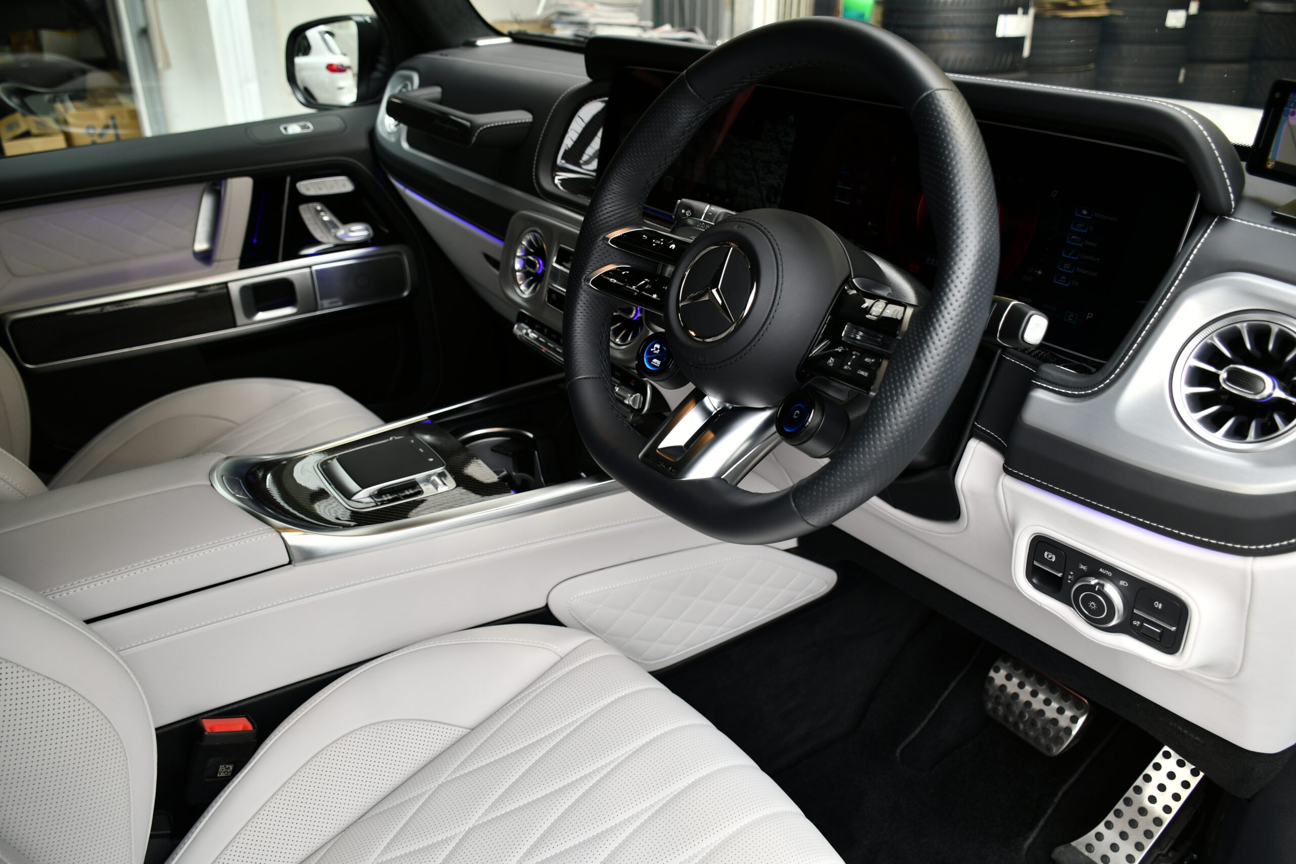 ボンドカーズ名古屋 bond cars NAGOYA ベンツ AMG メルセデスベンツ メルセデセスAMG MercedesAMG G63 マヌファクトゥーアプログラムプラス 左ハンドル AMGナイトパッケージ 背面タイヤレス 在庫車 正規ディーラー車 G MANUFAKTUR ローンチエディション Launch Edition