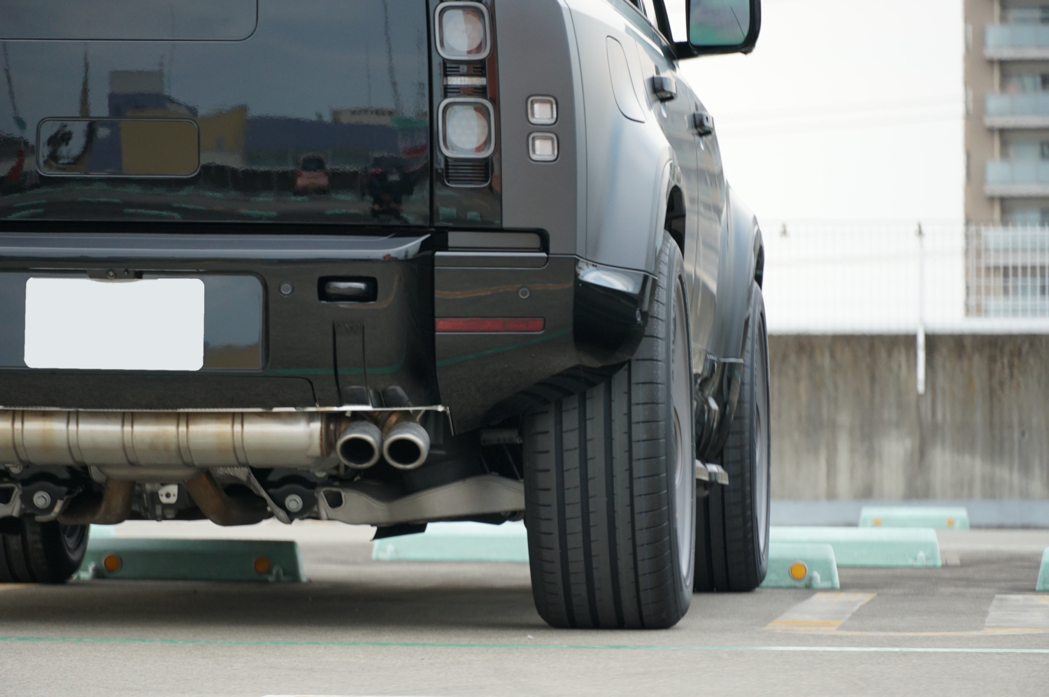 ディフェンダー V8 カスタム VOSSEN