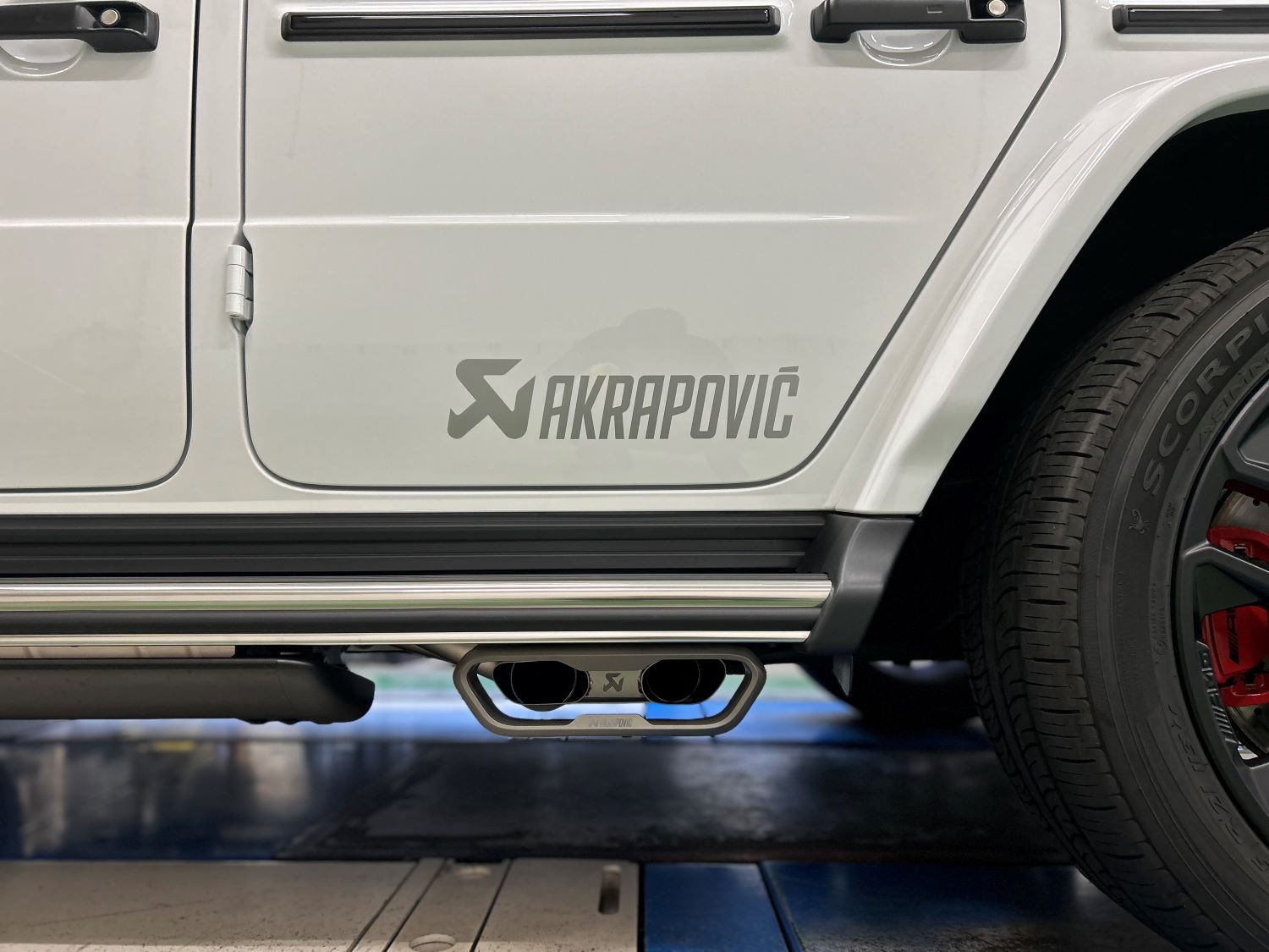 ボンド 大宮 メルセデス ベンツ W465 G63 AKRAPOVIC エキゾーストシステム チタン アクラポ マフラー 東京オートサロン