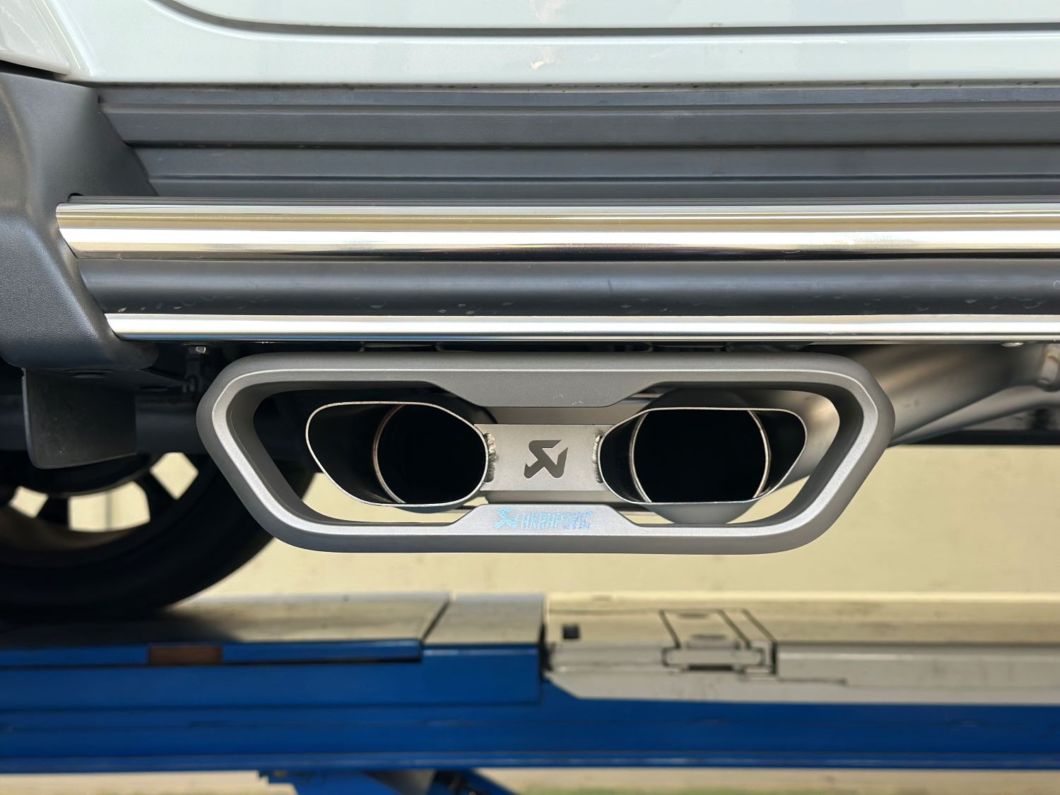 ボンド 大宮 メルセデス ベンツ W465 G63 AKRAPOVIC エキゾーストシステム チタン アクラポ マフラー 東京オートサロン