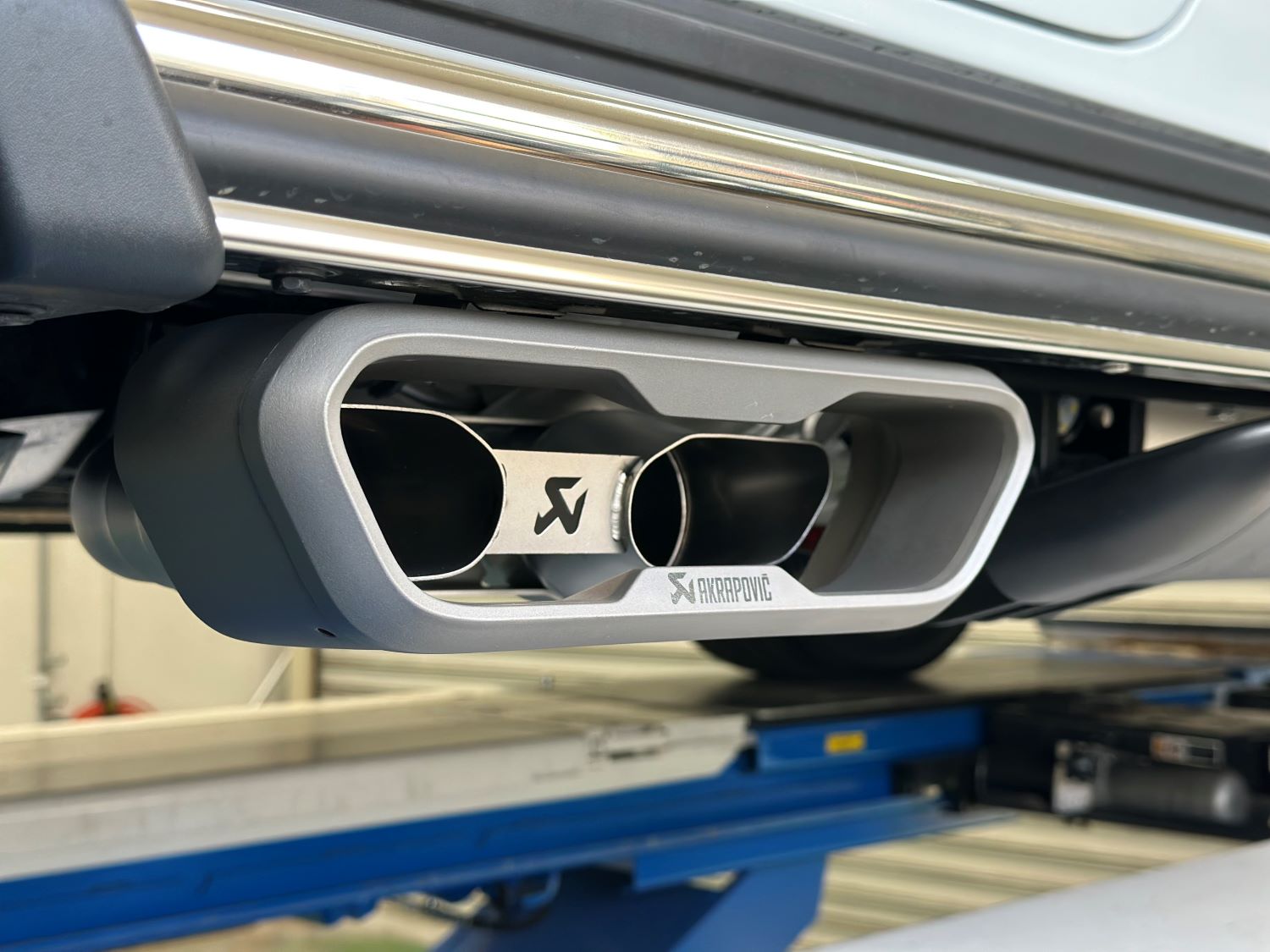 ボンド 大宮 メルセデス ベンツ W465 G63 AKRAPOVIC エキゾーストシステム チタン アクラポ マフラー 東京オートサロン