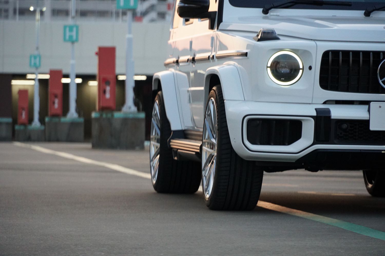 ボンド 大宮 メルセデス ベンツ W465 G63 AKRAPOVIC アクラポ マフラー BC FORGED HCA675 ブラックアウト
