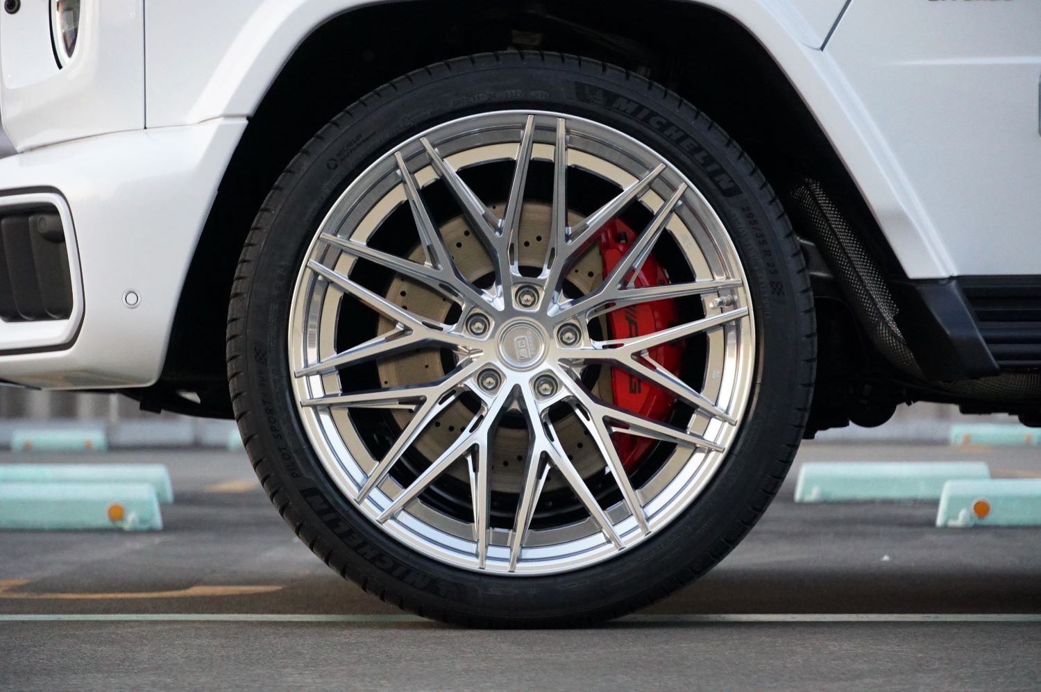 ボンド 大宮 メルセデス ベンツ W465 G63 AKRAPOVIC アクラポ マフラー BC FORGED HCA675 ブラックアウト