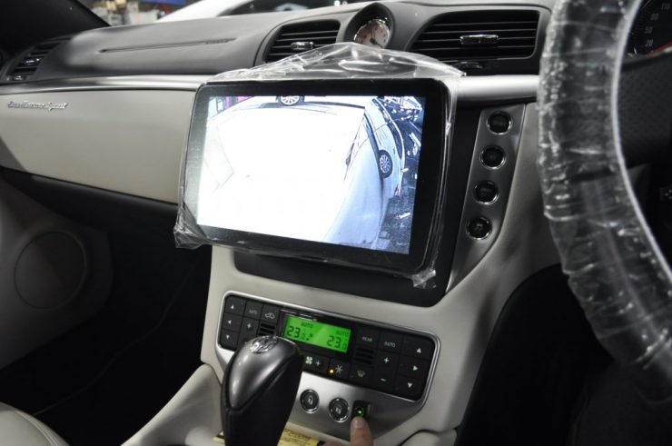 マセラティ　グラントゥーリズモ　ナビ交換　車高調