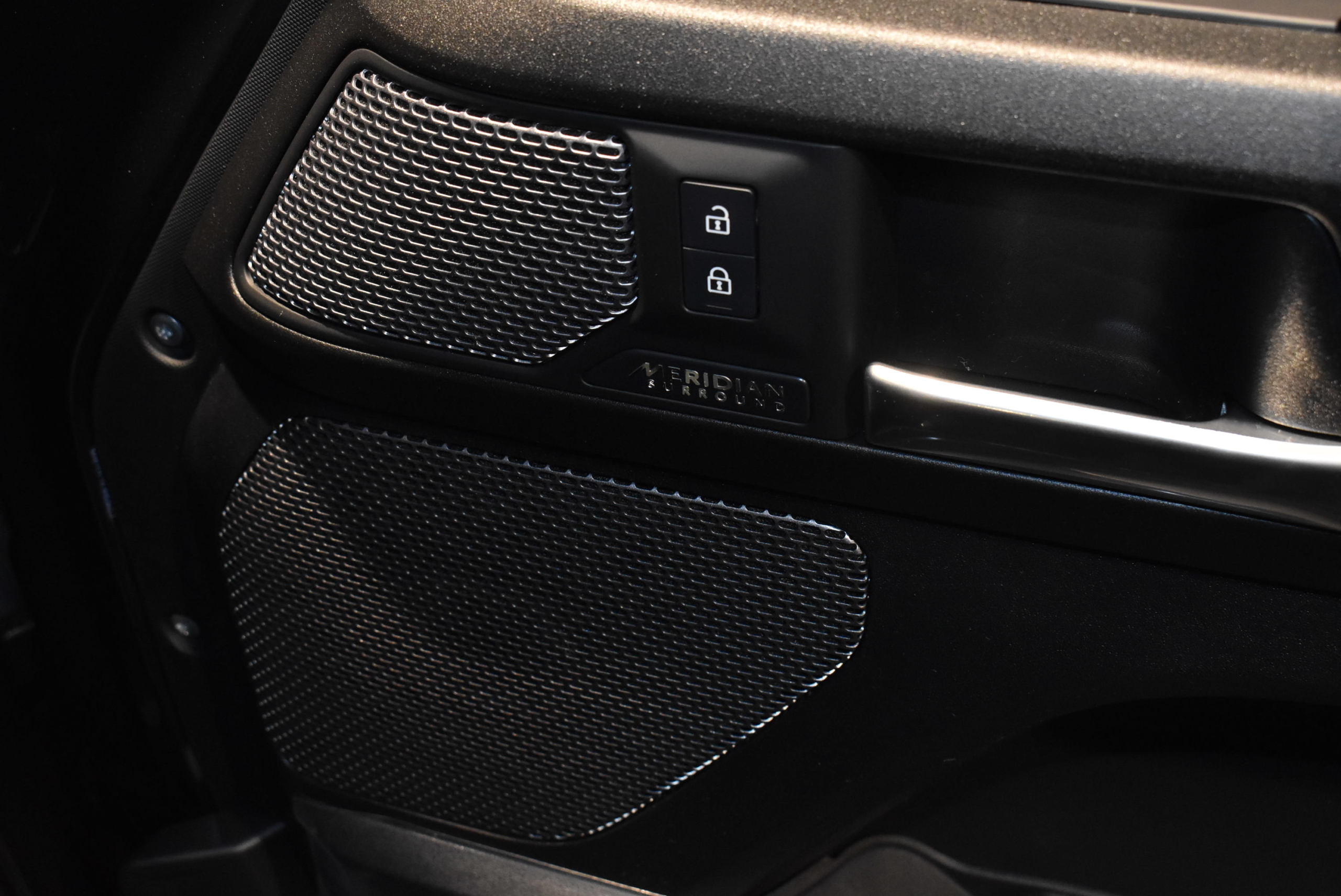 ランドローバー ディフェンダー90 V8 カルパチアングレー サイドステップ パノラマサンルーフ シートヒーター&ベンチレーション レーダー&ドラレコ