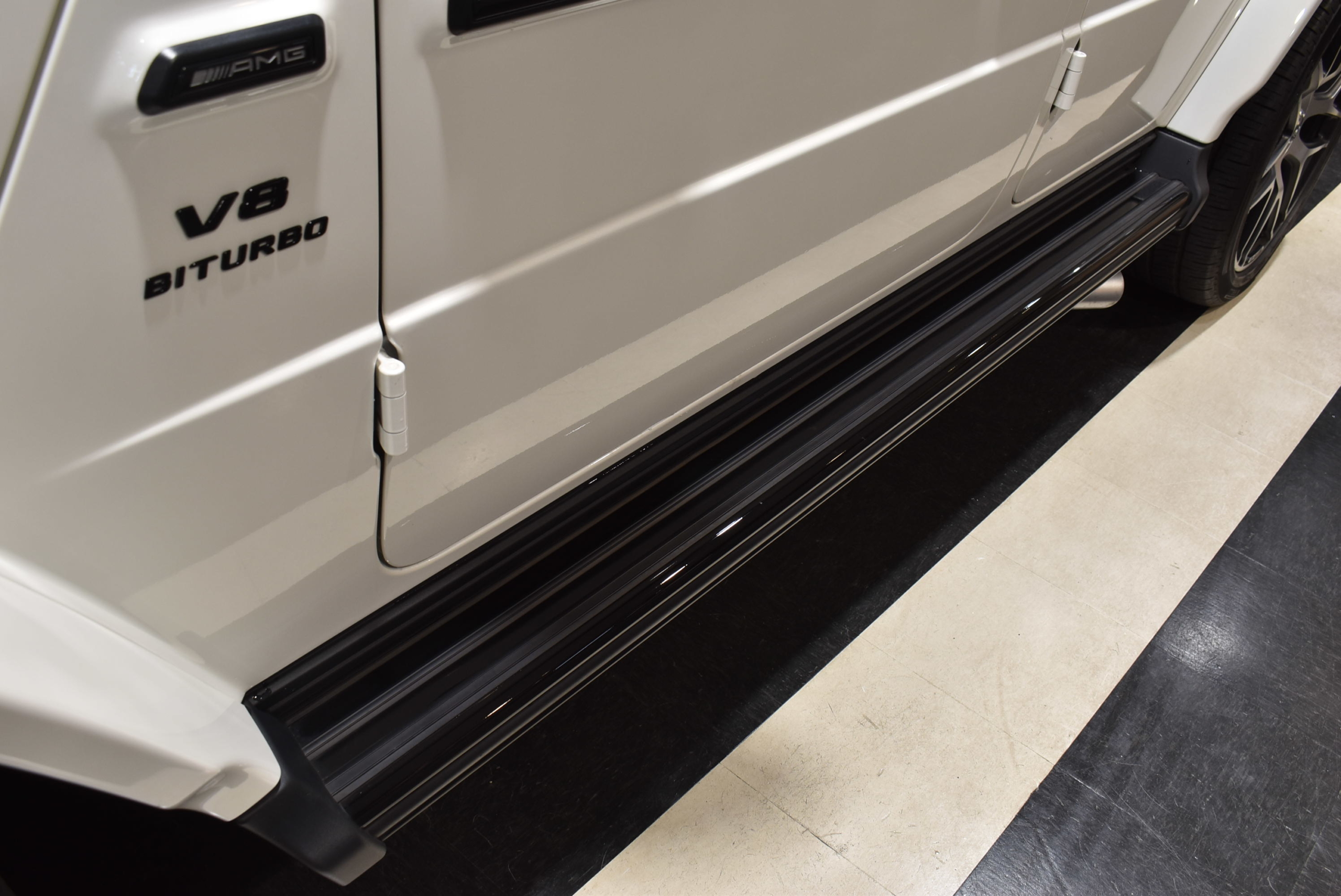 メルセデスAMG G63 ストロンガーザンタイムエディション BRABUSフロントリップ 各部ブラックアウト Hellaブラックヘッドライト ナイトパッケージ仕様 レーダー&ドラレコ