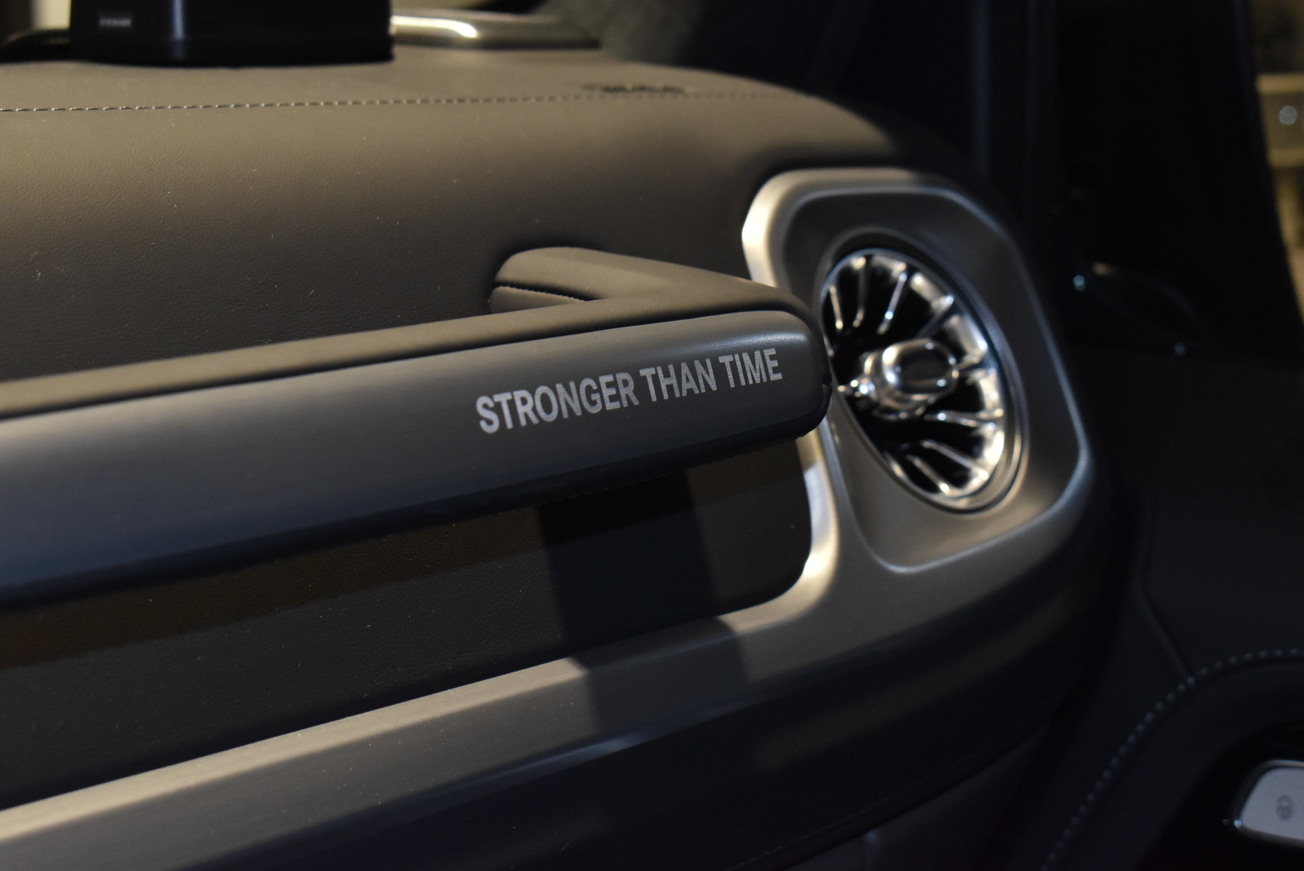 メルセデスAMG G63 ストロンガーザンタイムエディション BRABUSフロントリップ 各部ブラックアウト Hellaブラックヘッドライト ナイトパッケージ仕様 レーダー&ドラレコ