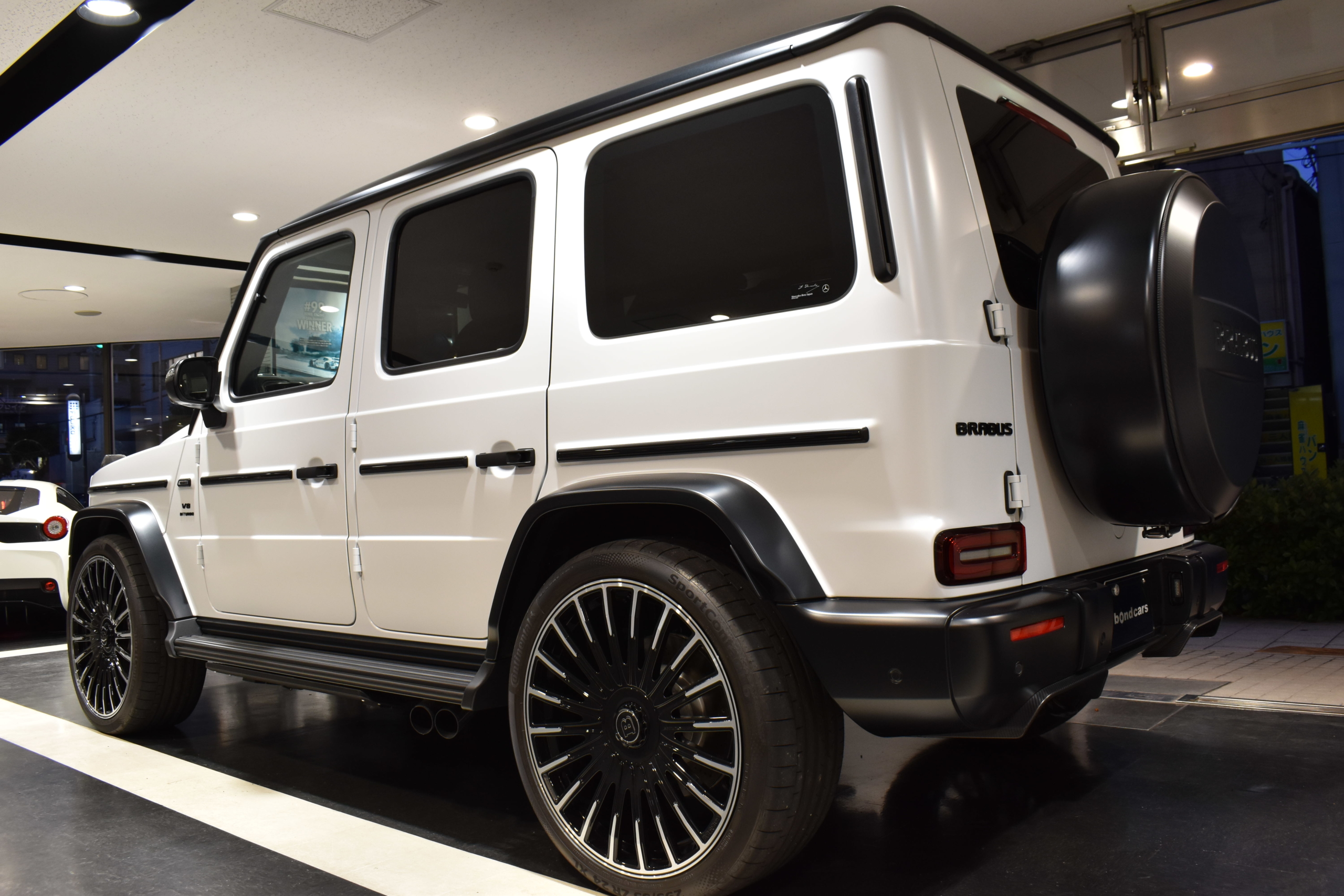 メルセデスAMG G63　マグノヒーローED　右H　マグノオパリスホワイト　BRABUSエアロキット・モノＺＶ24インチアルミ・マフラー　電動サイドステップ　イージークローザー　ダウンサス