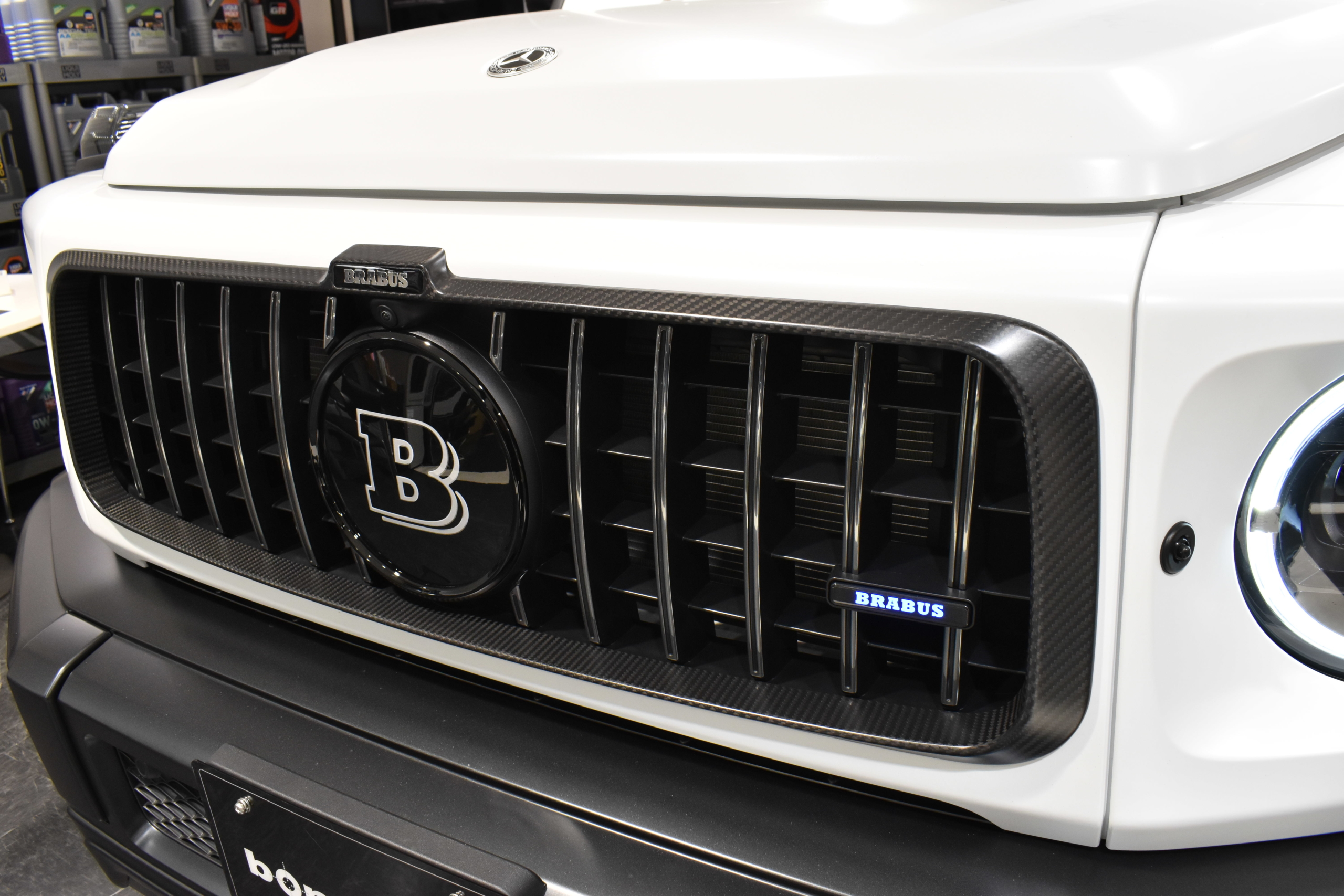 メルセデスAMG G63　マグノヒーローED　右H　マグノオパリスホワイト　BRABUSエアロキット・モノＺＶ24インチアルミ・マフラー　電動サイドステップ　イージークローザー　ダウンサス