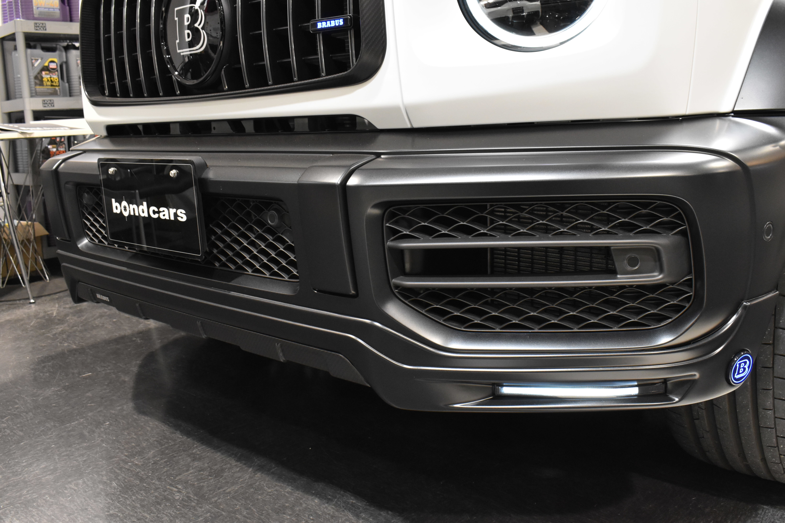 メルセデスAMG G63　マグノヒーローED　右H　マグノオパリスホワイト　BRABUSエアロキット・モノＺＶ24インチアルミ・マフラー　電動サイドステップ　イージークローザー　ダウンサス