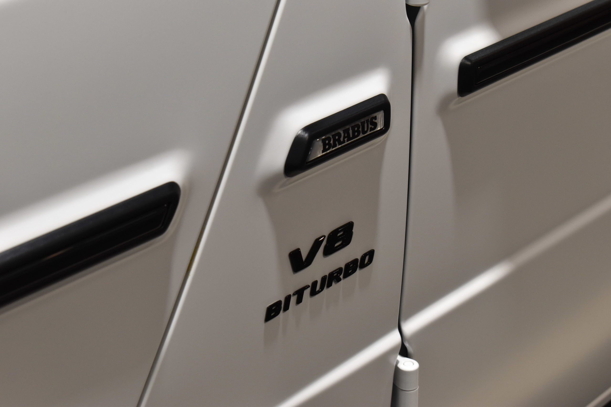 メルセデスAMG G63　マグノヒーローED　右H　マグノオパリスホワイト　BRABUSエアロキット・モノＺＶ24インチアルミ・マフラー　電動サイドステップ　イージークローザー　ダウンサス
