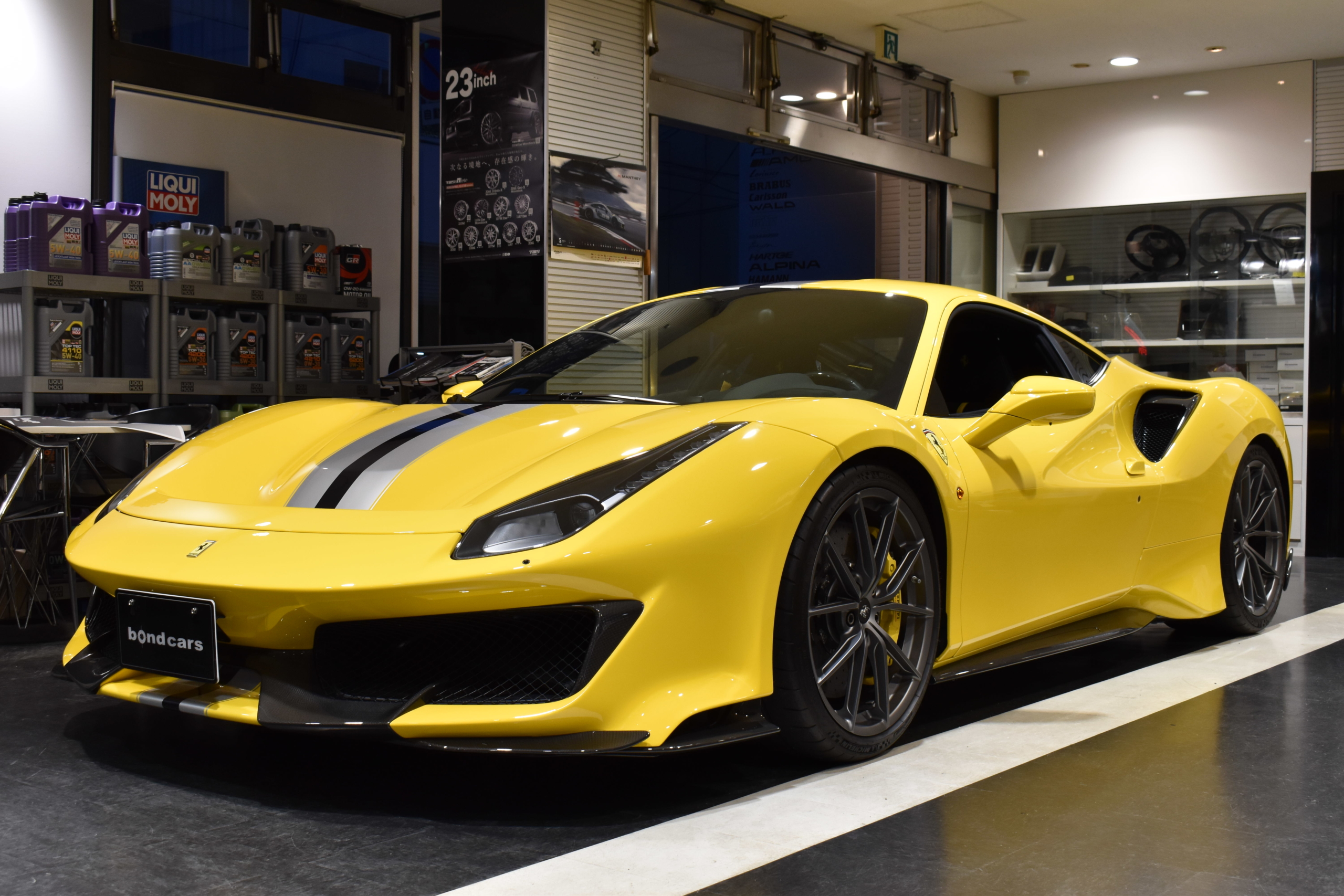 フェラーリ　４８８ピスタ　ジアッロモデナ　カーボンパーツ多数　アップルカープレイ　ツートーンストライプ　チタンエギゾーストパイプ　ロベルタリフティングSYSTEM・ダウンサス　フロントフルプロテクション