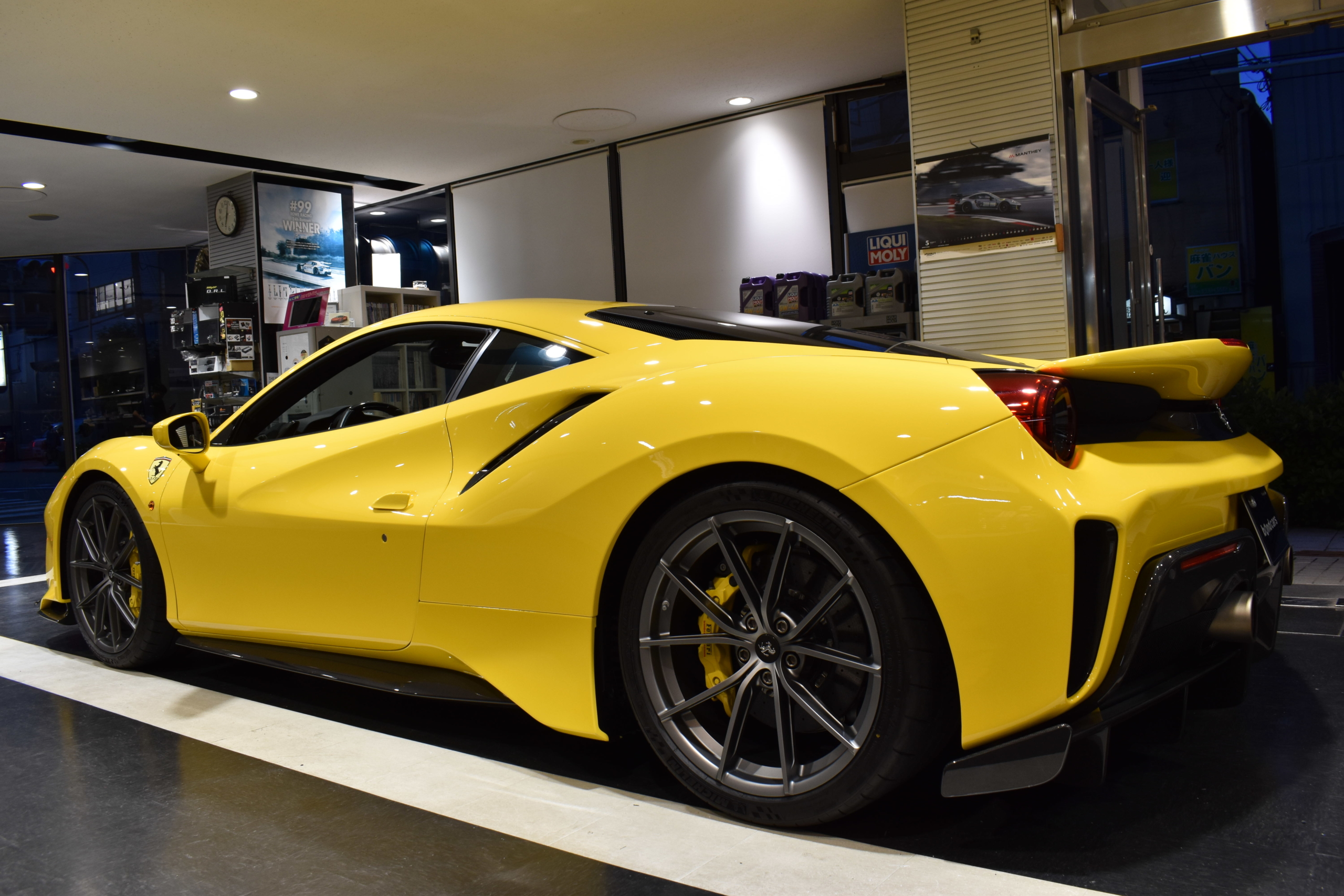 フェラーリ　４８８ピスタ　ジアッロモデナ　カーボンパーツ多数　アップルカープレイ　ツートーンストライプ　チタンエギゾーストパイプ　ロベルタリフティングSYSTEM・ダウンサス　フロントフルプロテクション