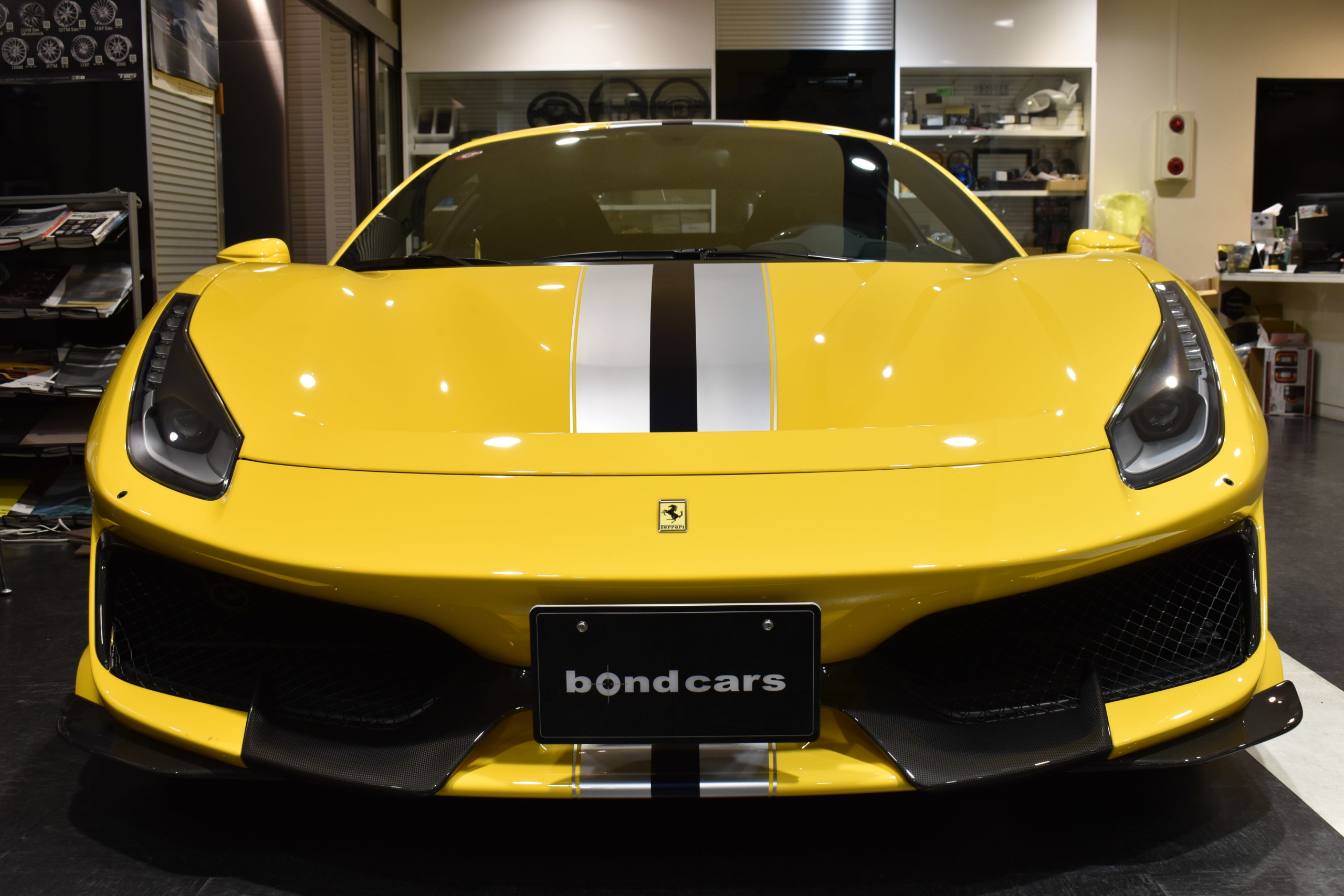 フェラーリ　４８８ピスタ　ジアッロモデナ　カーボンパーツ多数　アップルカープレイ　ツートーンストライプ　チタンエギゾーストパイプ　ロベルタリフティングSYSTEM・ダウンサス　フロントフルプロテクション