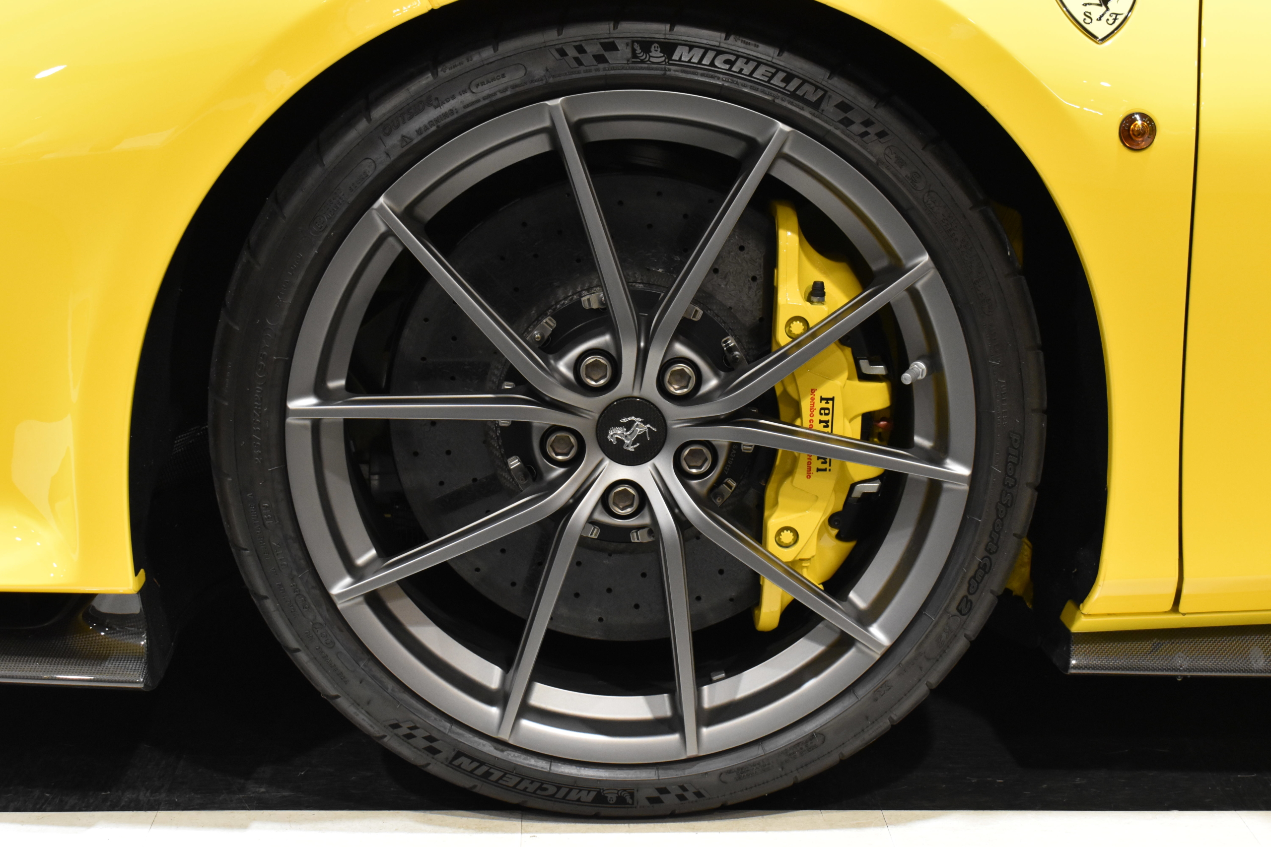 フェラーリ　４８８ピスタ　ジアッロモデナ　カーボンパーツ多数　アップルカープレイ　ツートーンストライプ　チタンエギゾーストパイプ　ロベルタリフティングSYSTEM・ダウンサス　フロントフルプロテクション