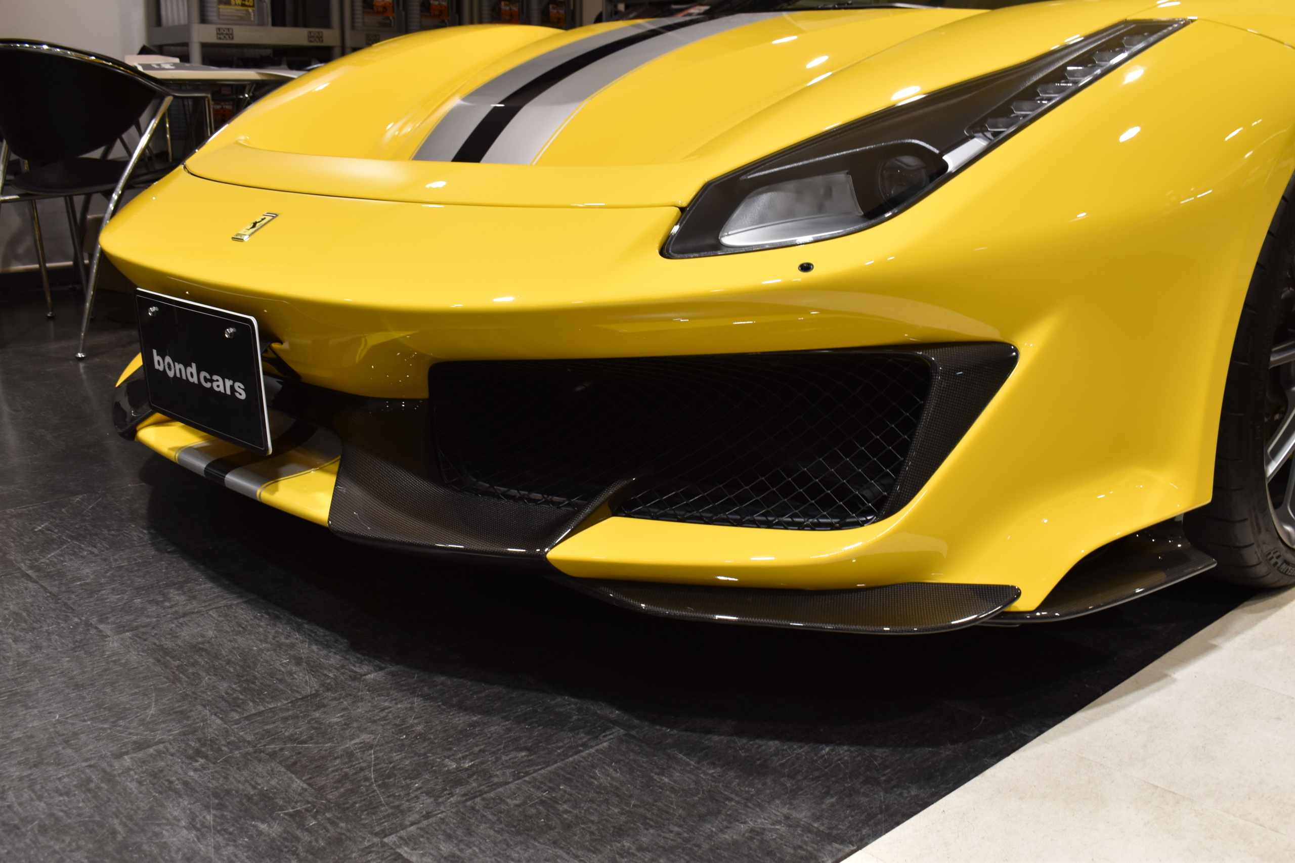 フェラーリ　４８８ピスタ　ジアッロモデナ　カーボンパーツ多数　アップルカープレイ　ツートーンストライプ　チタンエギゾーストパイプ　ロベルタリフティングSYSTEM・ダウンサス　フロントフルプロテクション