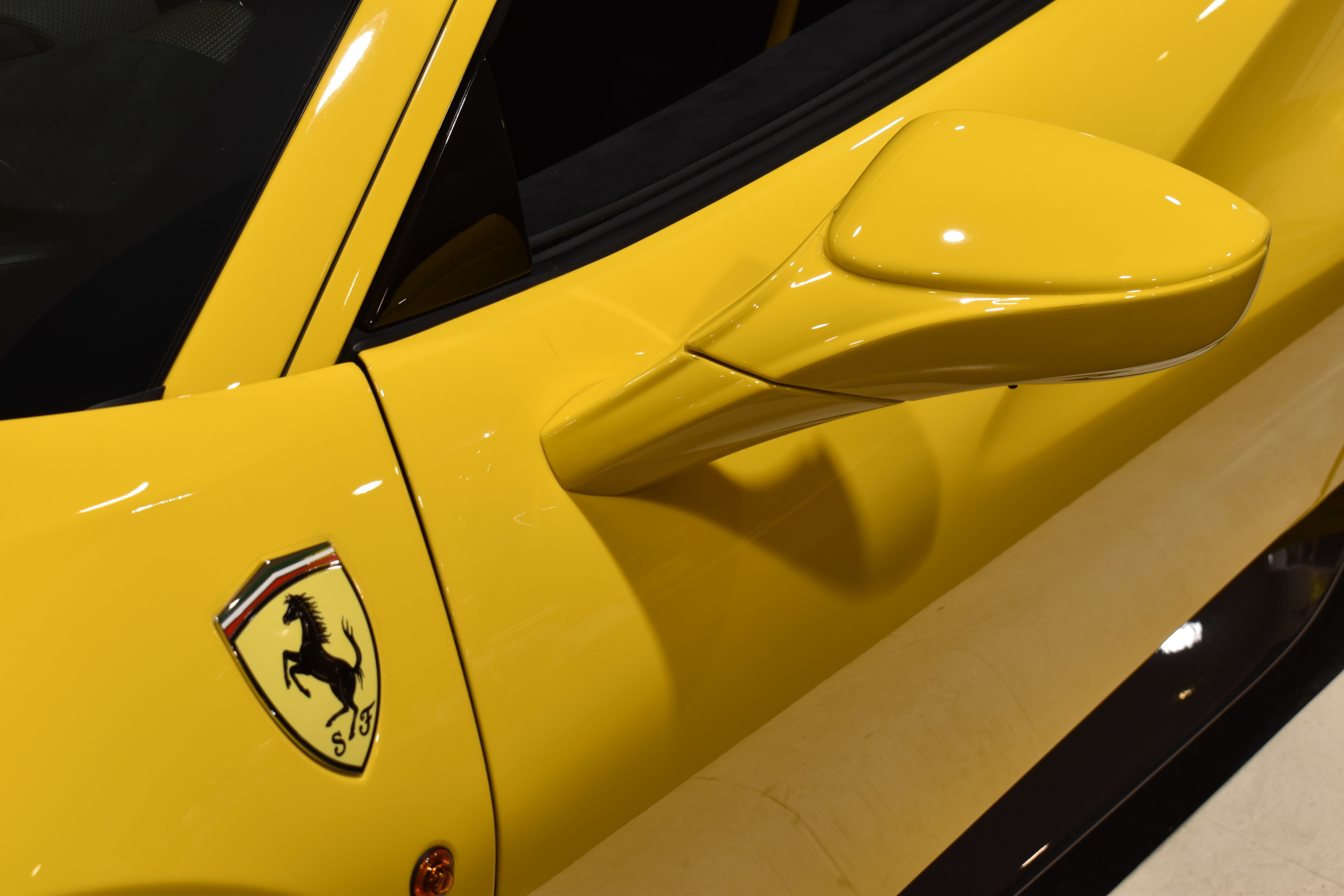 フェラーリ　４８８ピスタ　ジアッロモデナ　カーボンパーツ多数　アップルカープレイ　ツートーンストライプ　チタンエギゾーストパイプ　ロベルタリフティングSYSTEM・ダウンサス　フロントフルプロテクション