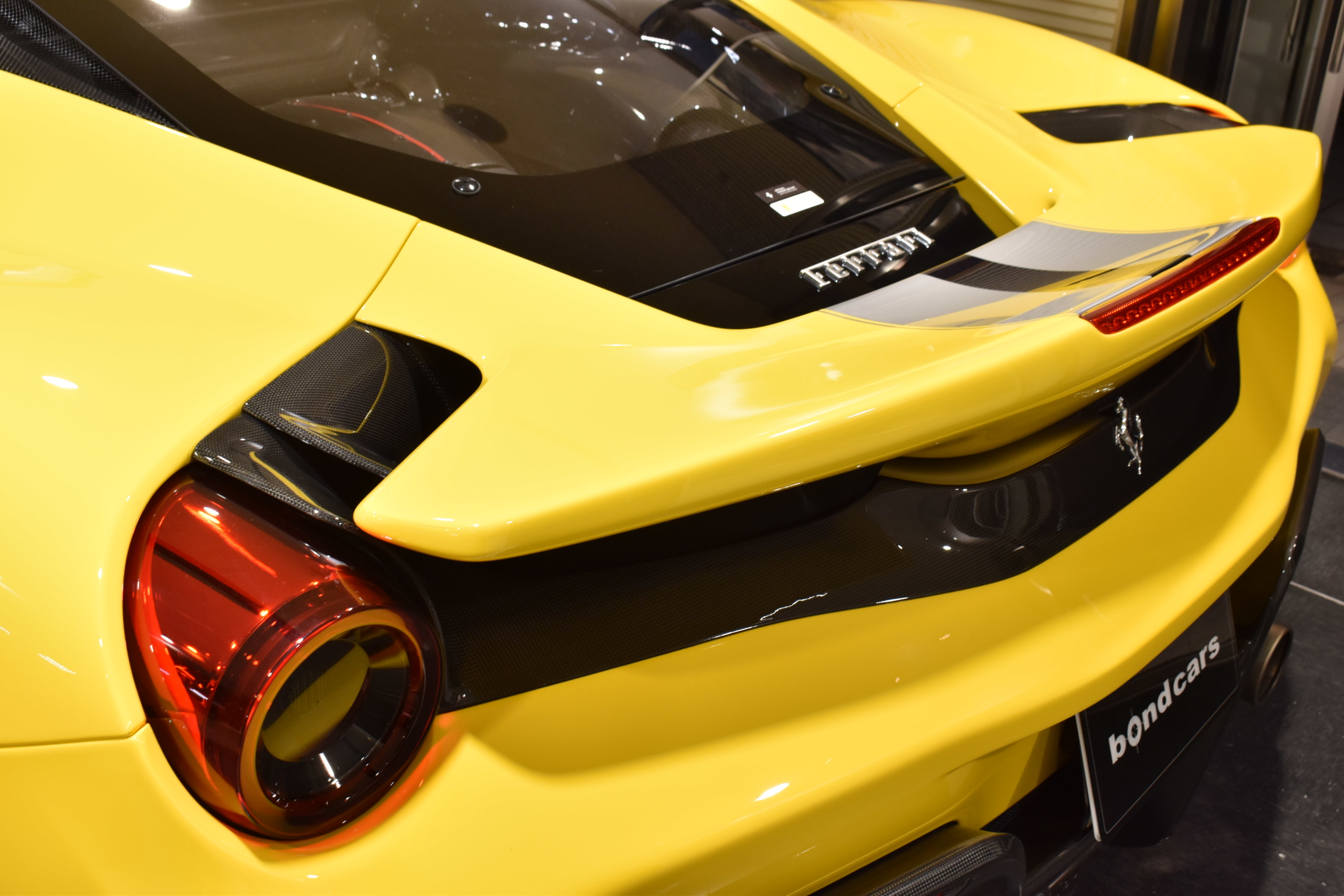フェラーリ　４８８ピスタ　ジアッロモデナ　カーボンパーツ多数　アップルカープレイ　ツートーンストライプ　チタンエギゾーストパイプ　ロベルタリフティングSYSTEM・ダウンサス　フロントフルプロテクション