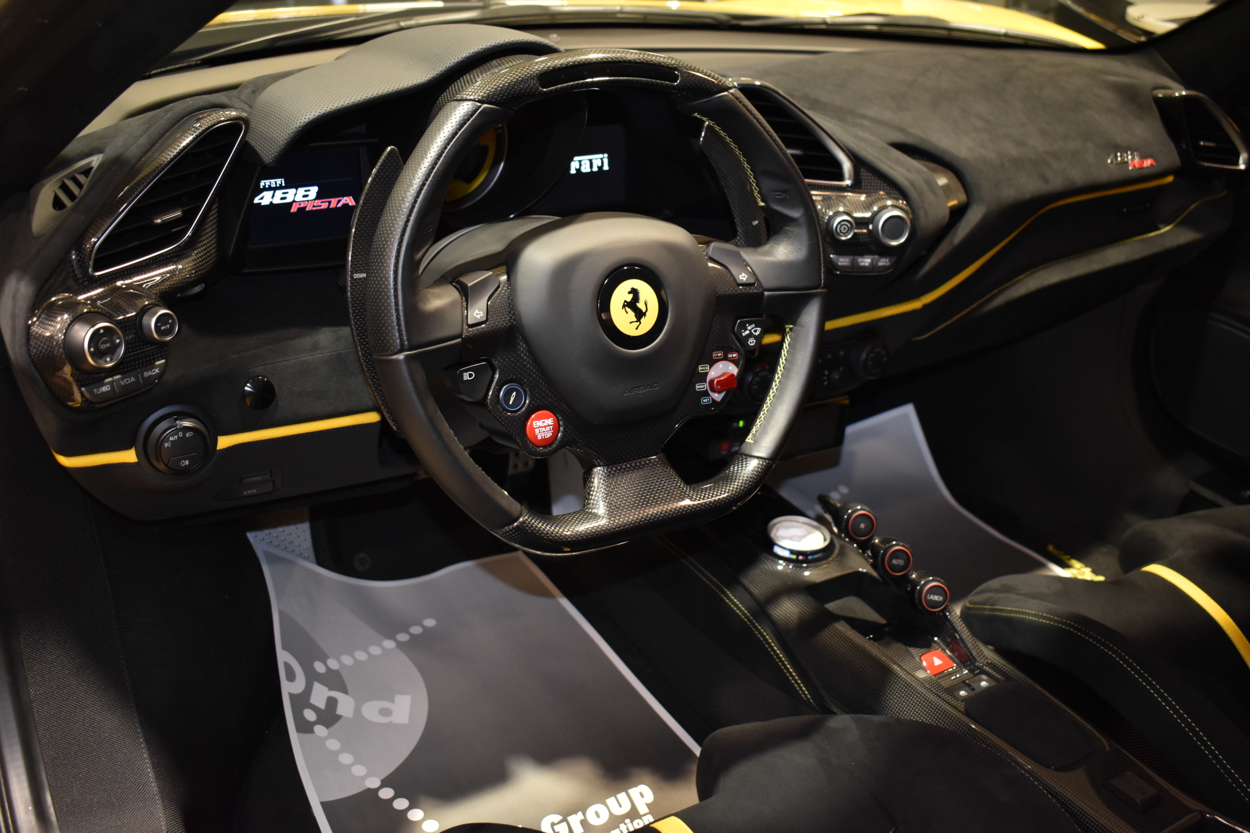 フェラーリ　４８８ピスタ　ジアッロモデナ　カーボンパーツ多数　アップルカープレイ　ツートーンストライプ　チタンエギゾーストパイプ　ロベルタリフティングSYSTEM・ダウンサス　フロントフルプロテクション