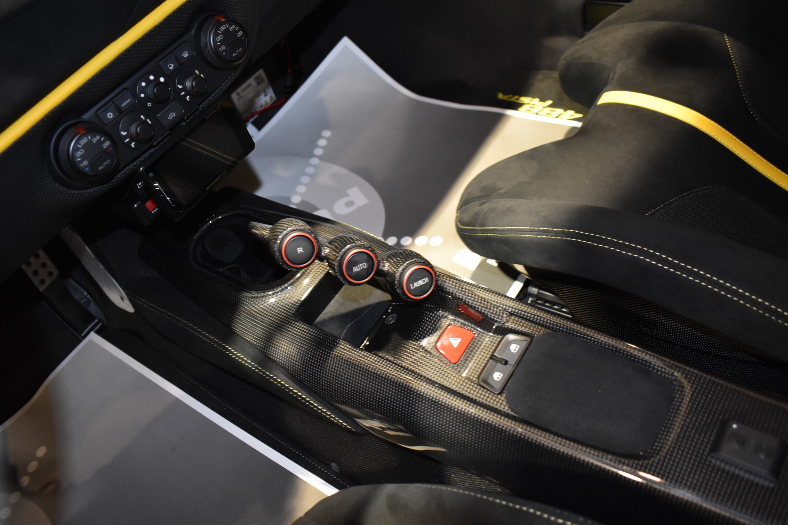 フェラーリ　４８８ピスタ　ジアッロモデナ　カーボンパーツ多数　アップルカープレイ　ツートーンストライプ　チタンエギゾーストパイプ　ロベルタリフティングSYSTEM・ダウンサス　フロントフルプロテクション