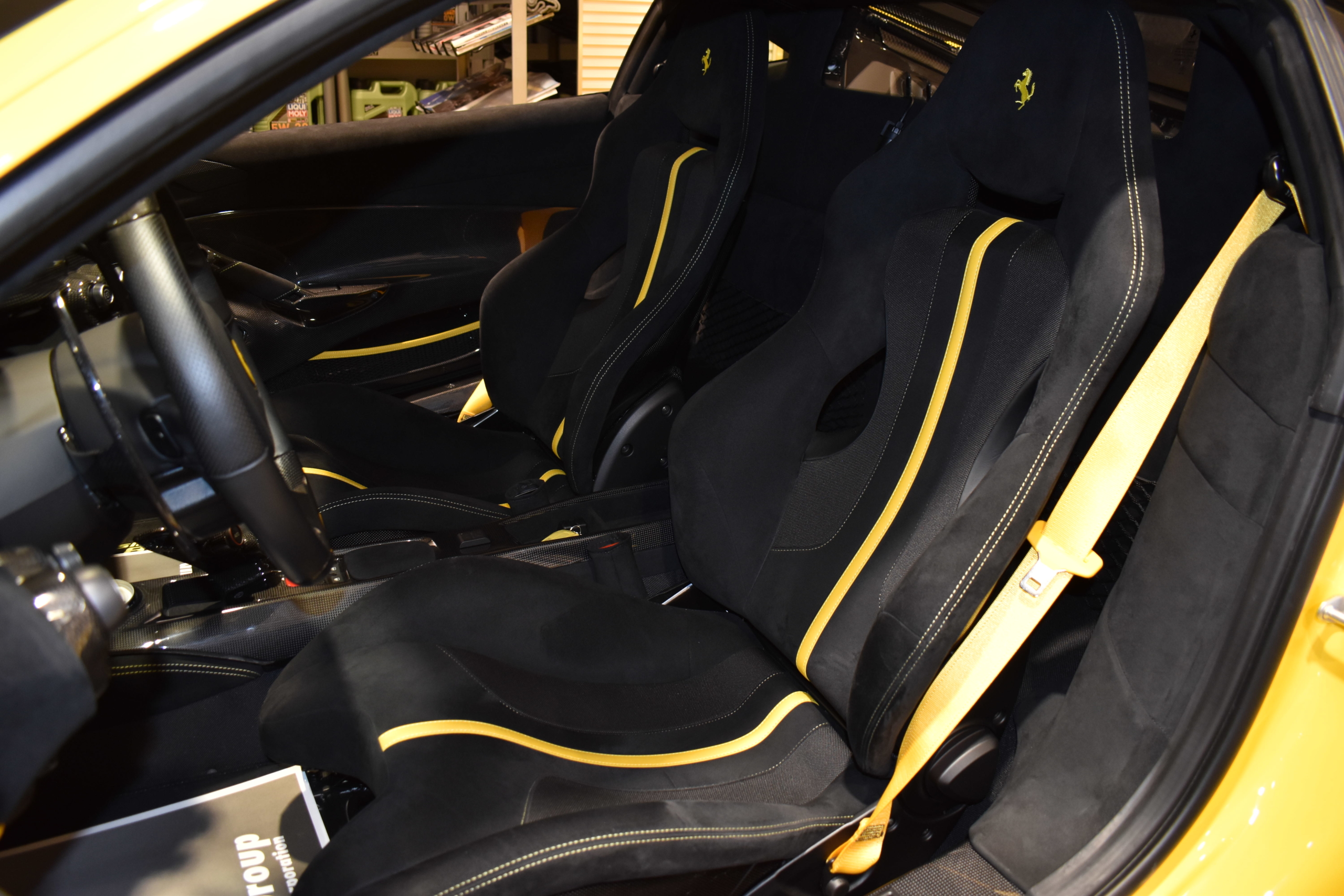 フェラーリ　４８８ピスタ　ジアッロモデナ　カーボンパーツ多数　アップルカープレイ　ツートーンストライプ　チタンエギゾーストパイプ　ロベルタリフティングSYSTEM・ダウンサス　フロントフルプロテクション