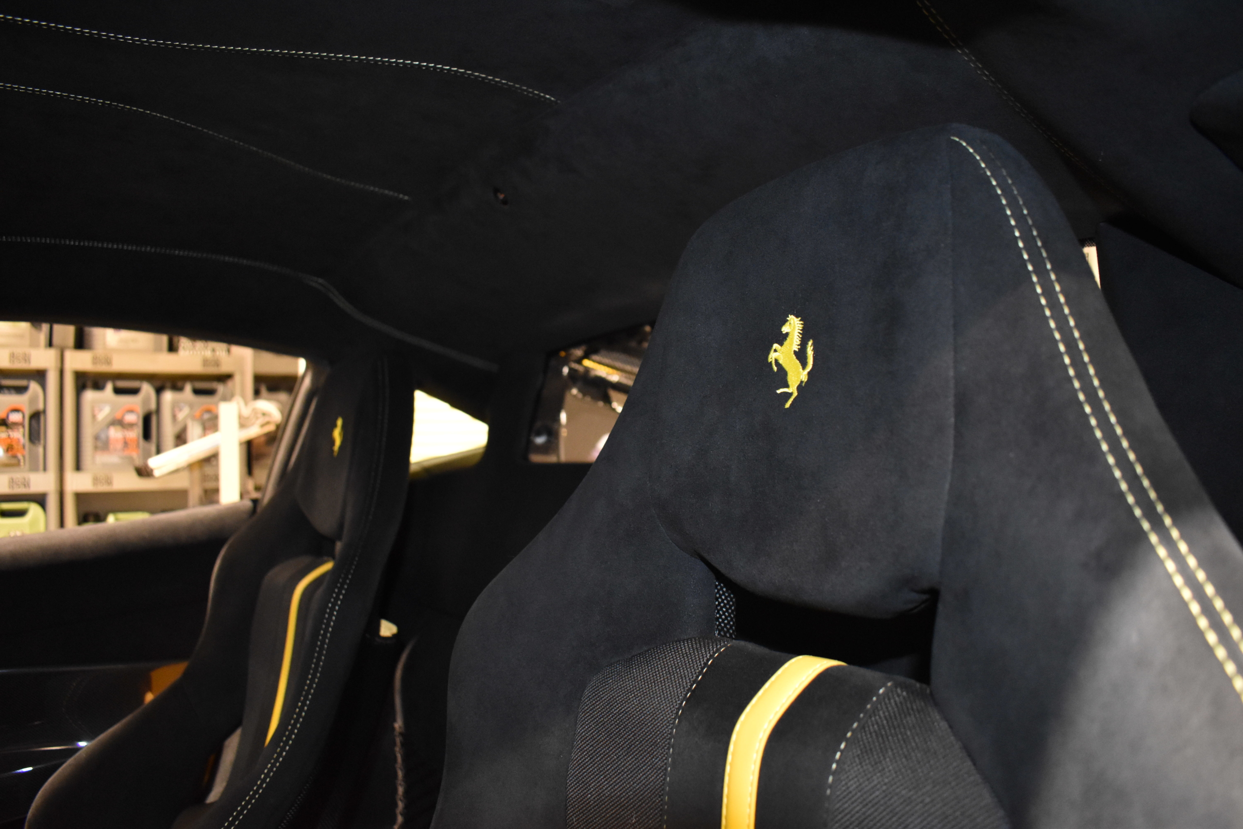 フェラーリ　４８８ピスタ　ジアッロモデナ　カーボンパーツ多数　アップルカープレイ　ツートーンストライプ　チタンエギゾーストパイプ　ロベルタリフティングSYSTEM・ダウンサス　フロントフルプロテクション