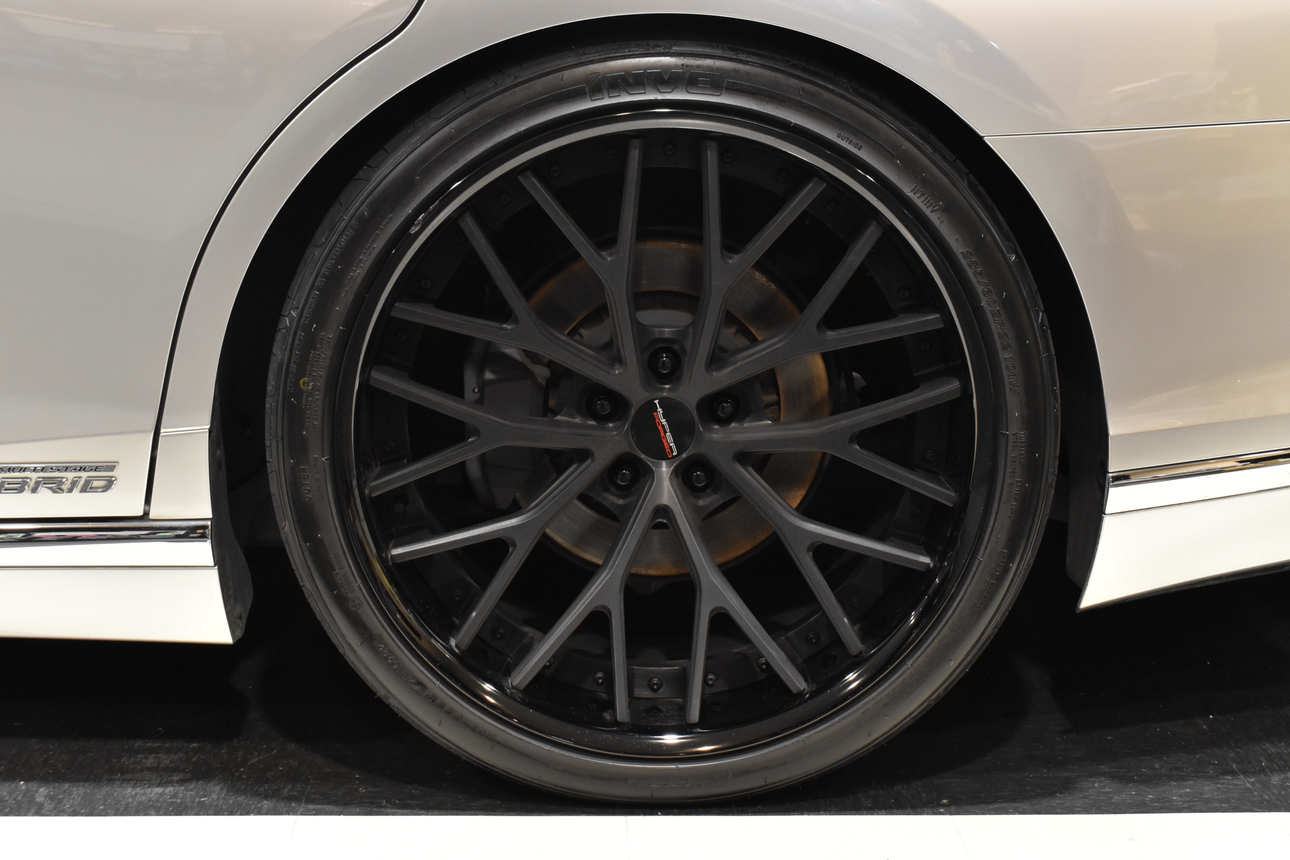 LEXUS　LS500ｈ　バージョンＬ　マークレビンソンオーディオ　３眼LEDヘッドライト　シートヒーター＆ベンチレーション　サンルーフ　HYPERFORGED　HF-LMC 22インチ　エアサスコントローラー