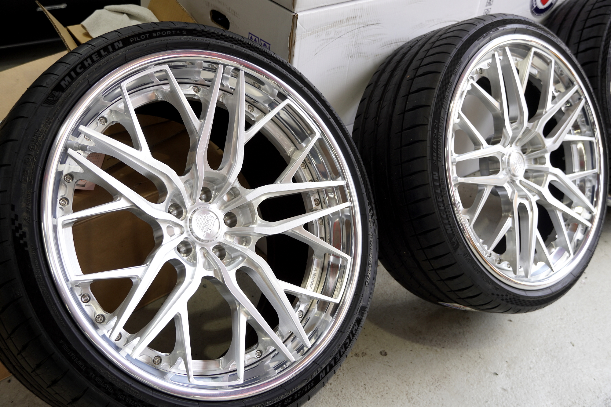 フェラーリ　F8 ホイール交換　anrky ローダウン　カスタム
