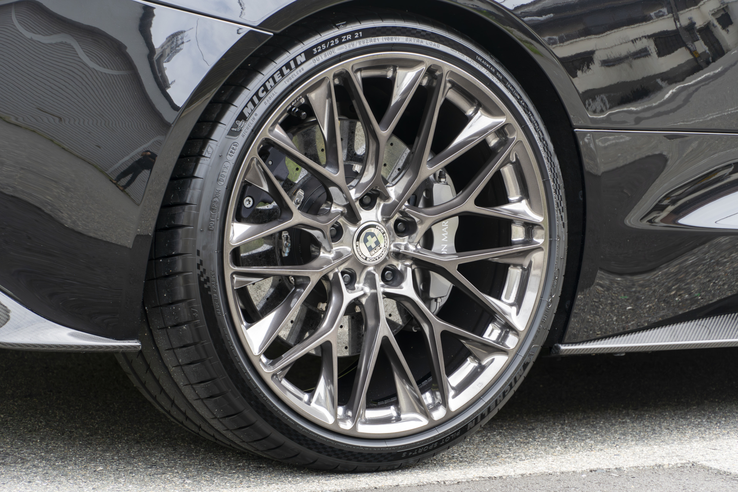 Aston Martin Vanquish×HRE Wheels・ROBERUTAリフター ボンド大阪