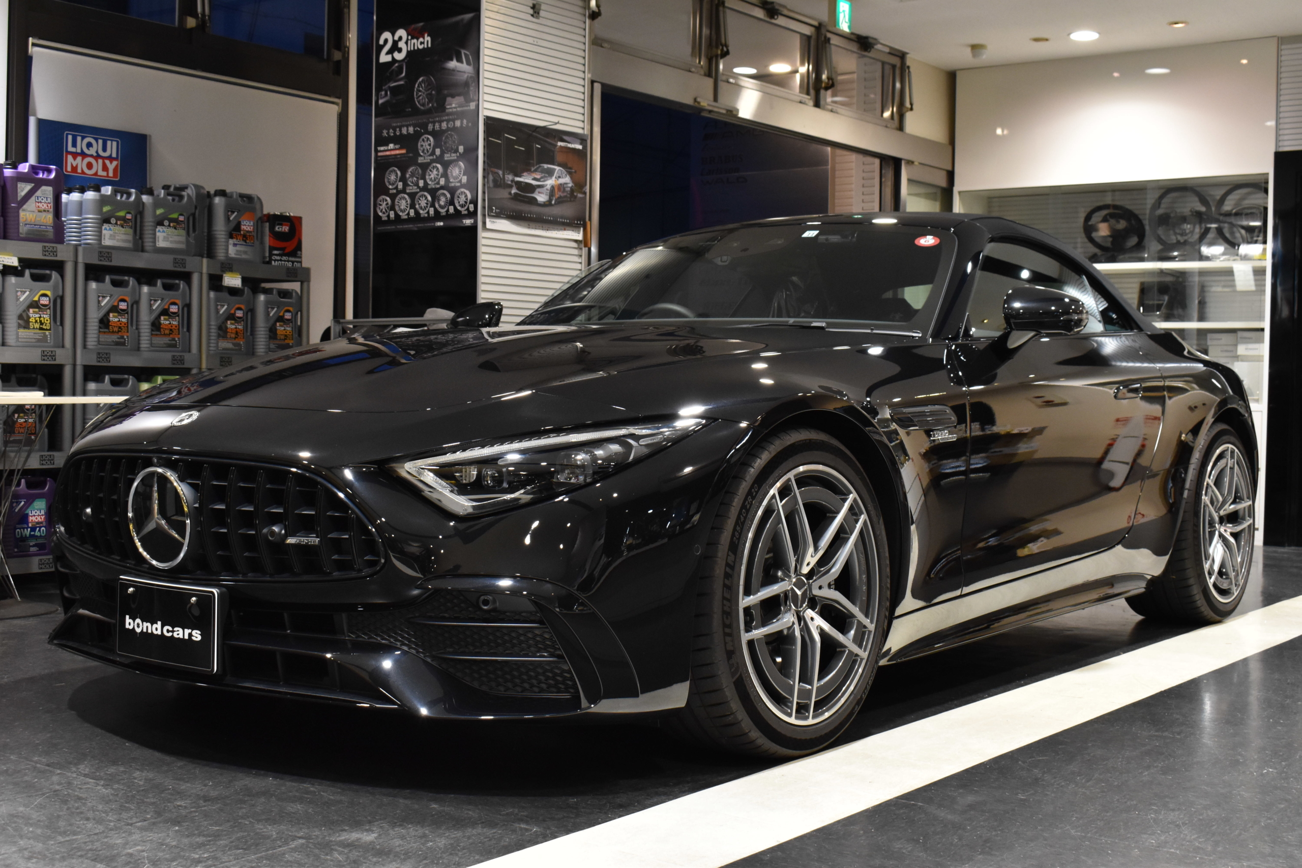 メルセデスAMG SL43　 BSG搭載モデル　ヘッドアップディスプレイ　幌黒色　右ハンドル　シートヒーター＆ベンチレーション　Fグリルフィン・Ｆ／Ｓ／Ｒモール・Ｒマフラーエンド・ブラックペイント　レーダー＆ドラレコ