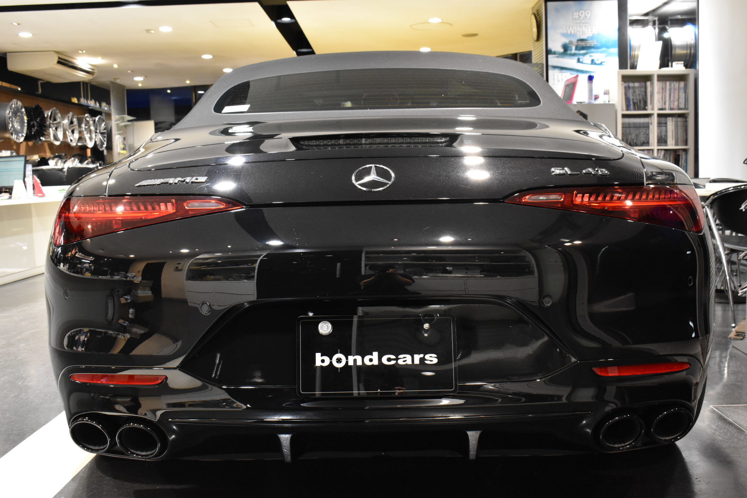 メルセデスAMG SL43　 BSG搭載モデル　ヘッドアップディスプレイ　幌黒色　右ハンドル　シートヒーター＆ベンチレーション　Fグリルフィン・Ｆ／Ｓ／Ｒモール・Ｒマフラーエンド・ブラックペイント　レーダー＆ドラレコ