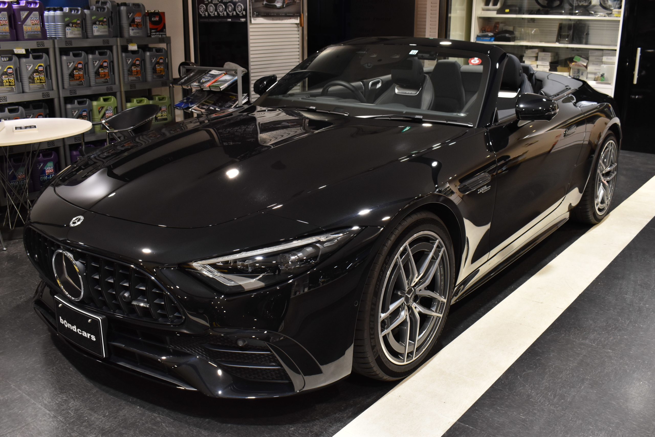 メルセデスAMG SL43　 BSG搭載モデル　ヘッドアップディスプレイ　幌黒色　右ハンドル　シートヒーター＆ベンチレーション　Fグリルフィン・Ｆ／Ｓ／Ｒモール・Ｒマフラーエンド・ブラックペイント　レーダー＆ドラレコ