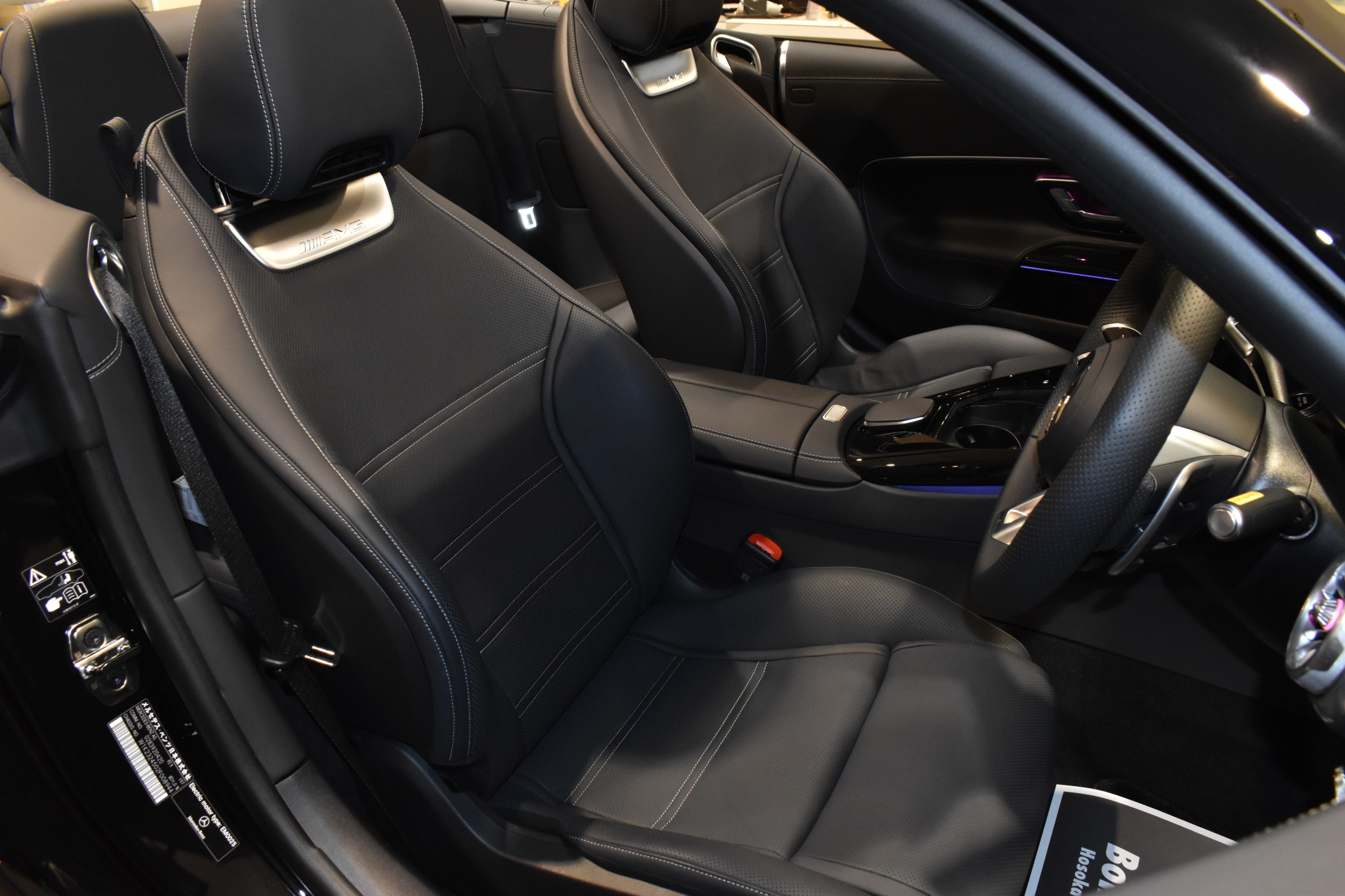 メルセデスAMG SL43　 BSG搭載モデル　ヘッドアップディスプレイ　幌黒色　右ハンドル　シートヒーター＆ベンチレーション　Fグリルフィン・Ｆ／Ｓ／Ｒモール・Ｒマフラーエンド・ブラックペイント　レーダー＆ドラレコ